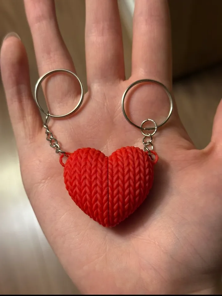 Knitted Magnetic 2-Parts Heart Valentine Keychain by Ureleed