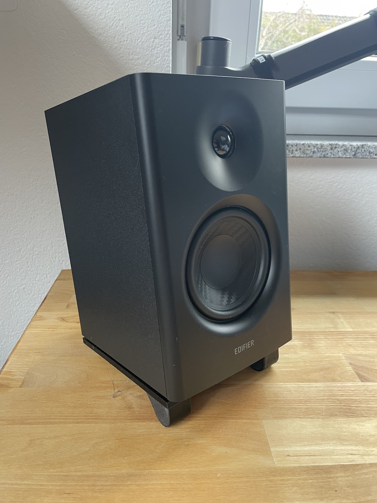 Variable angle Edifier MR4 stands
