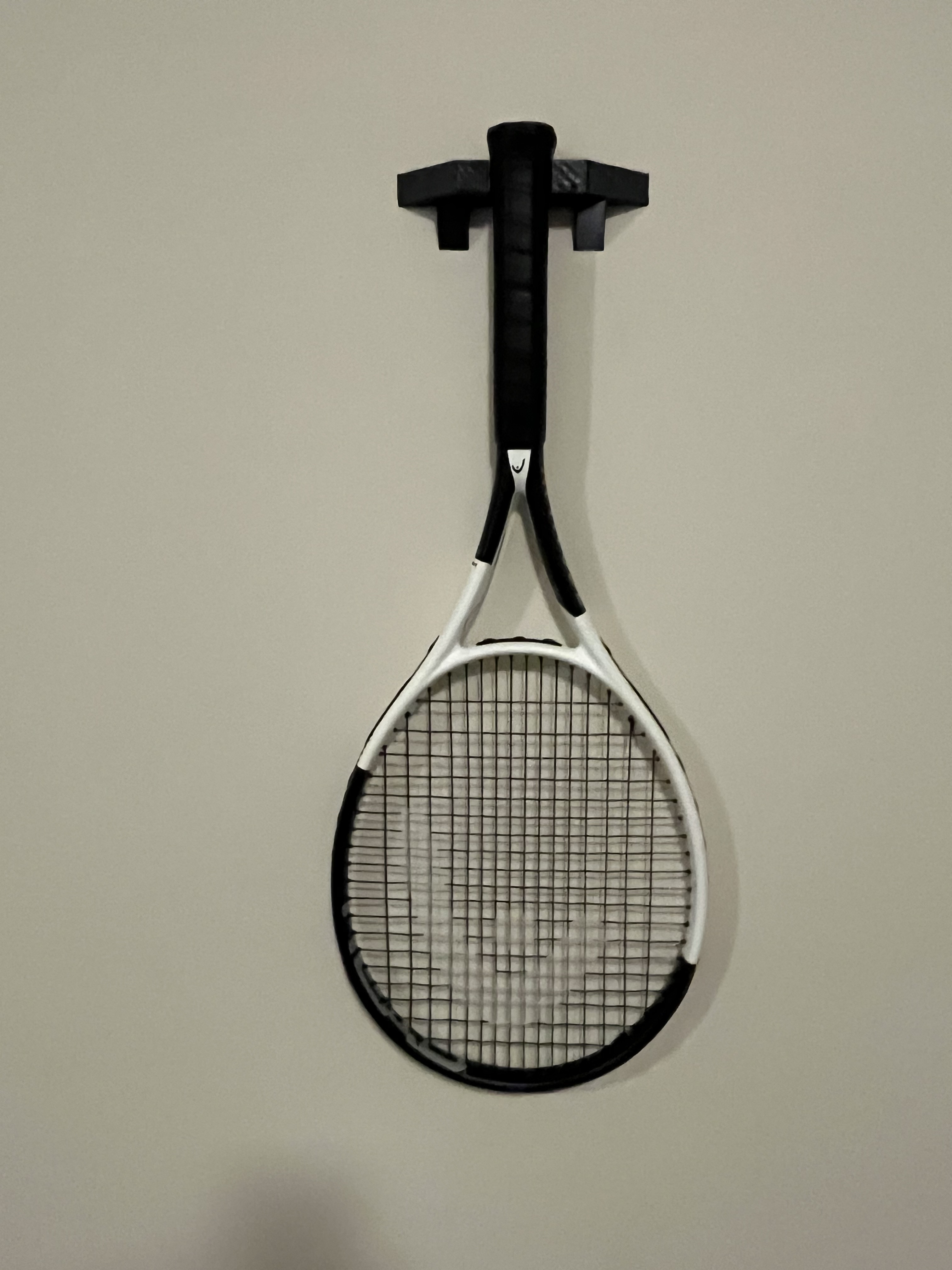 Tennis racket holder