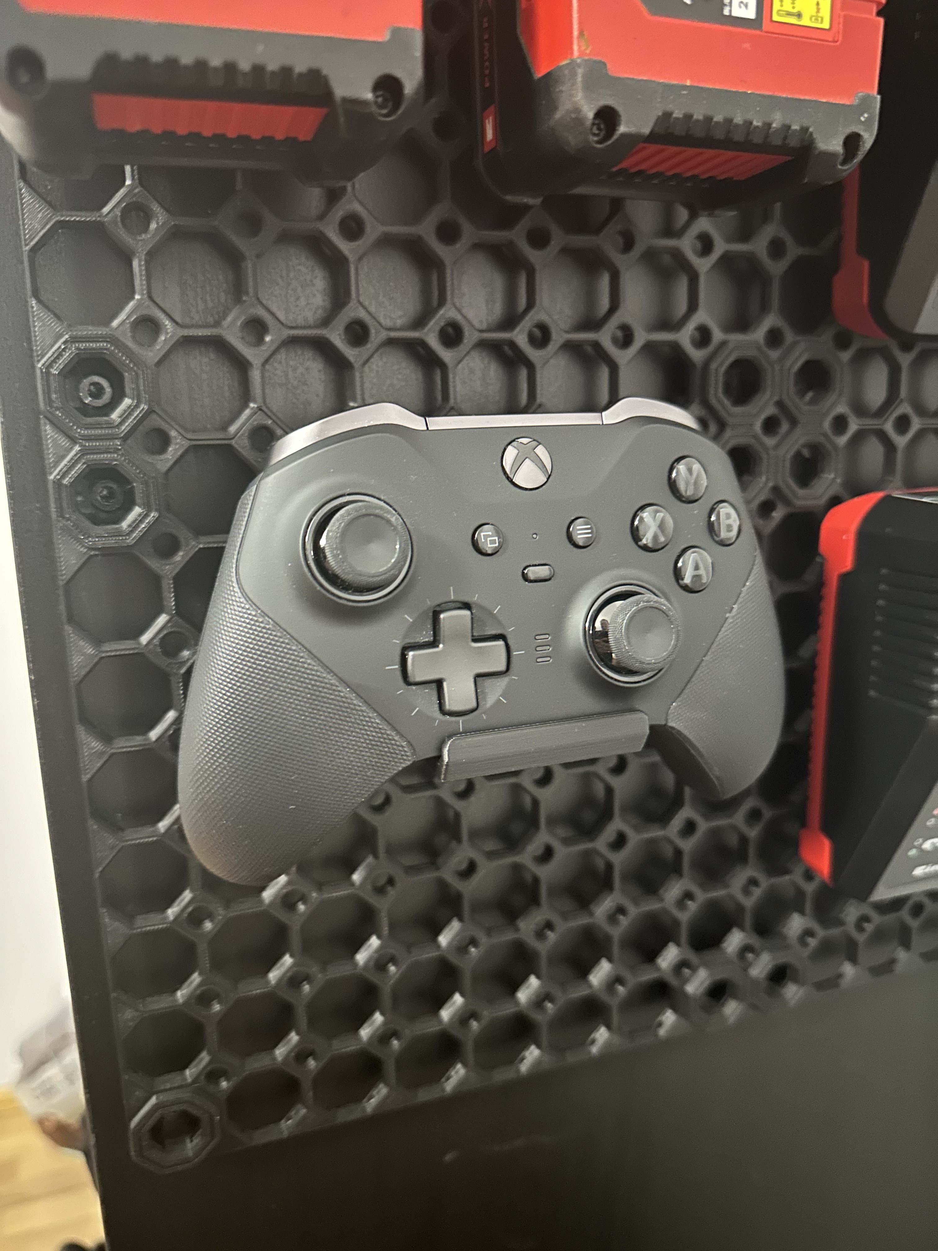 Remix: Xbox Controller Holder with Pushfit Mounts for Multiboard (Based on Sof)