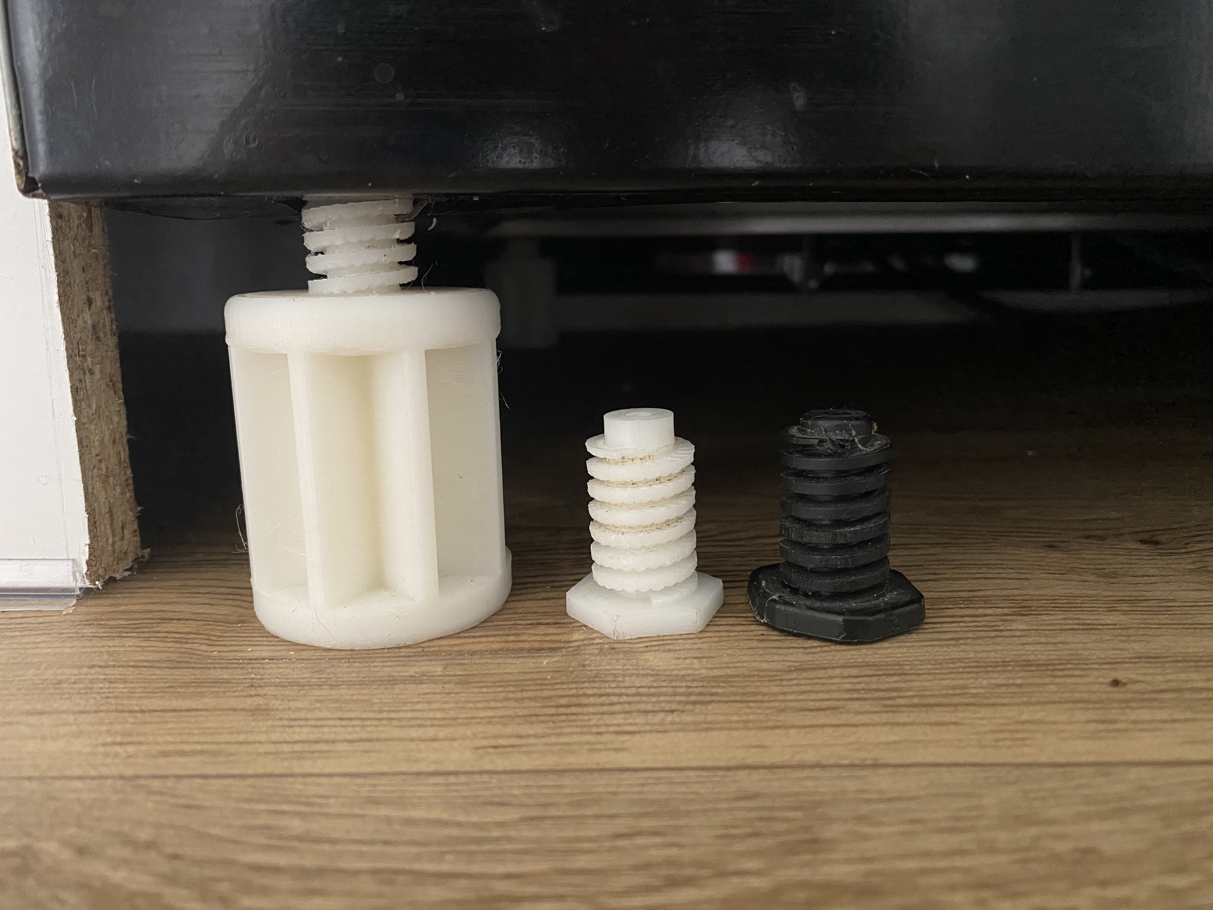 Hand adjustable leg for kitchen stove (cooker)