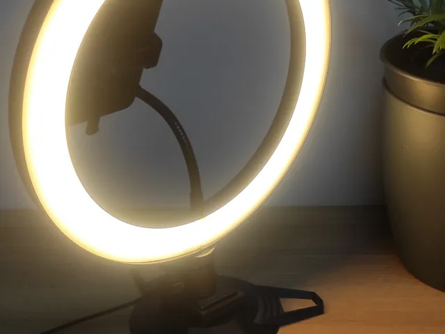 Streaming light & camera / smartphone holder