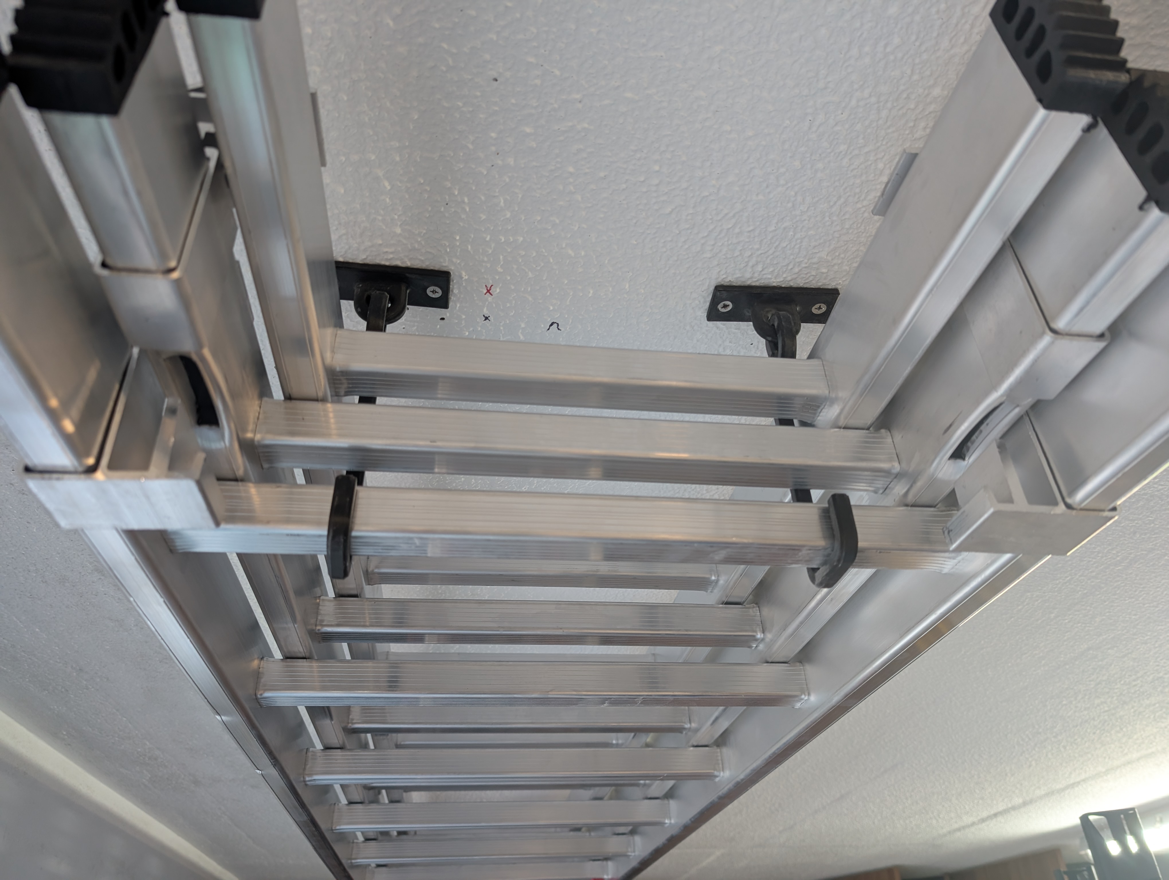 Miniatura 3 do modelo 3D Ceiling hooks for extension ladder
