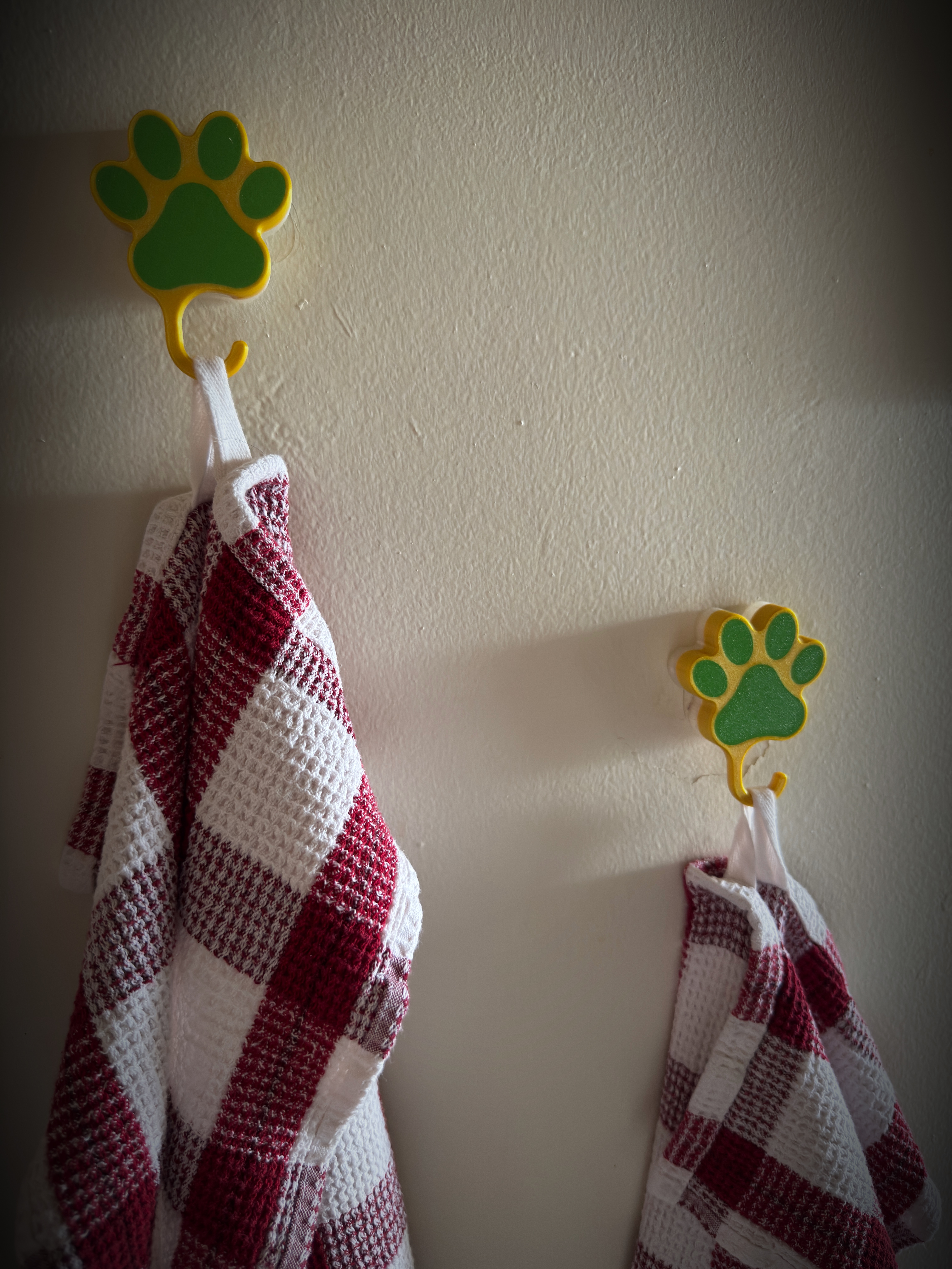 Paw-shaped hook for towels (multicolor)