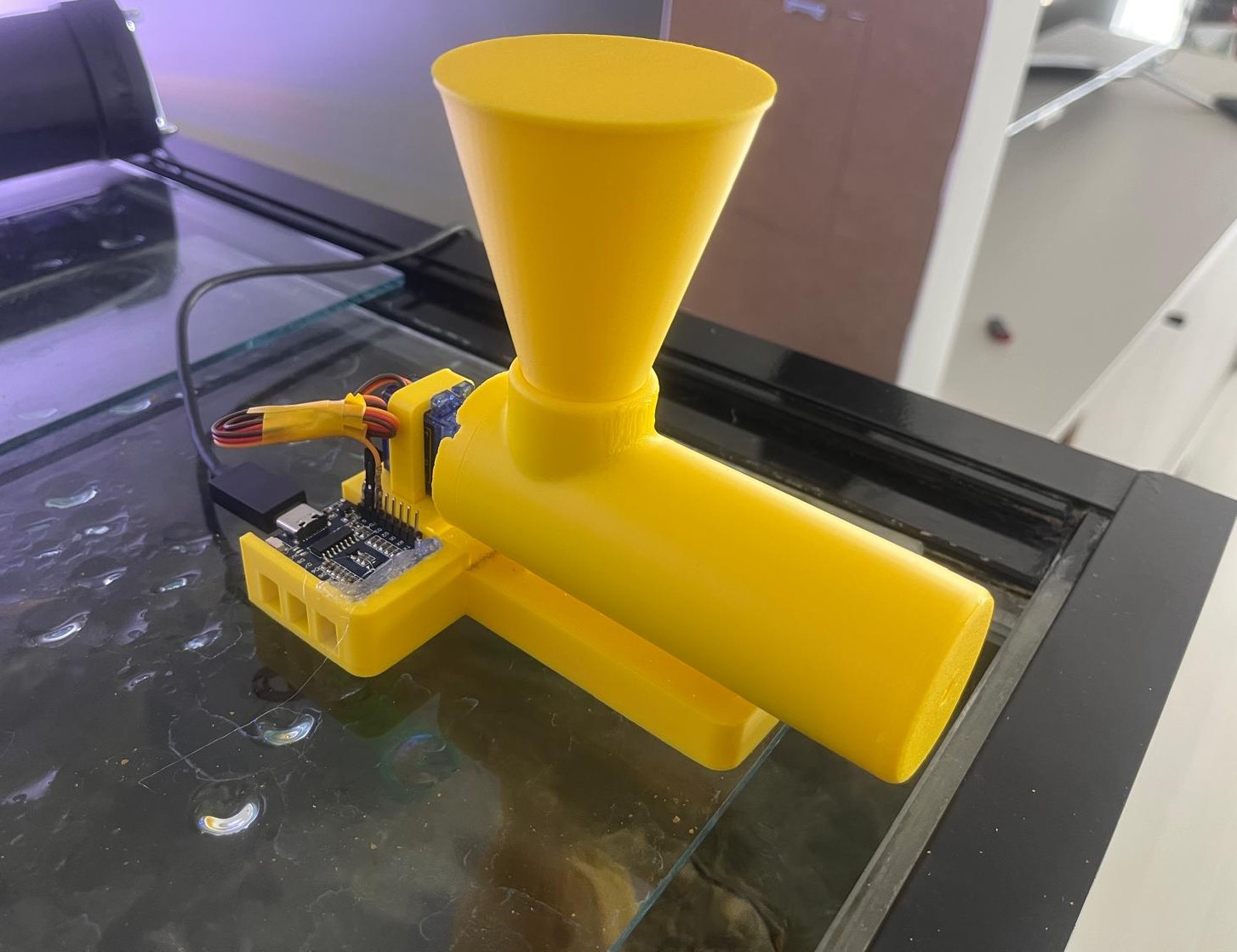 WiFi Controlled Fish Feeder (Continuous Servo System) (ESP8266 + Blynk)