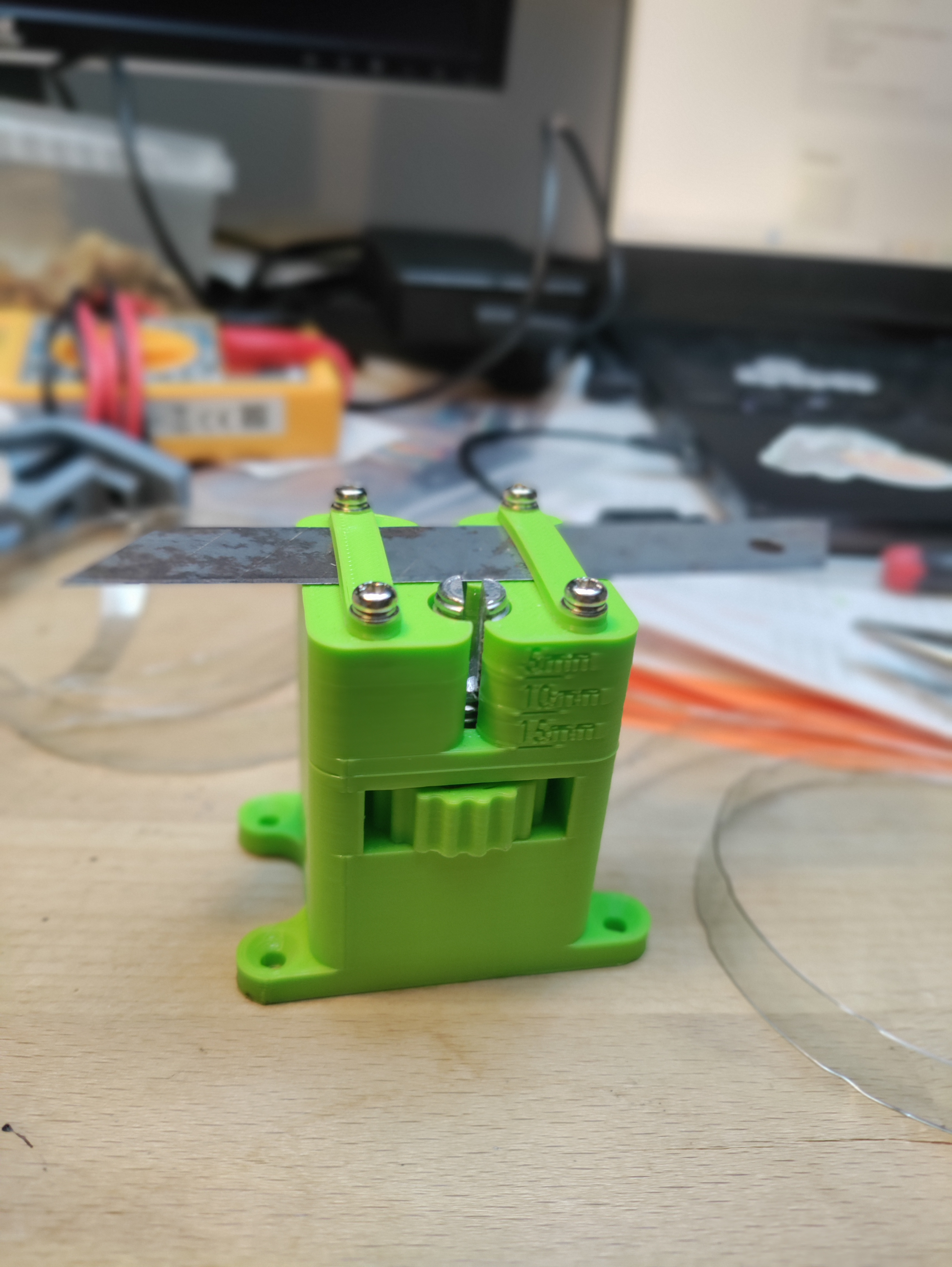 Adaptive PET strip cutter