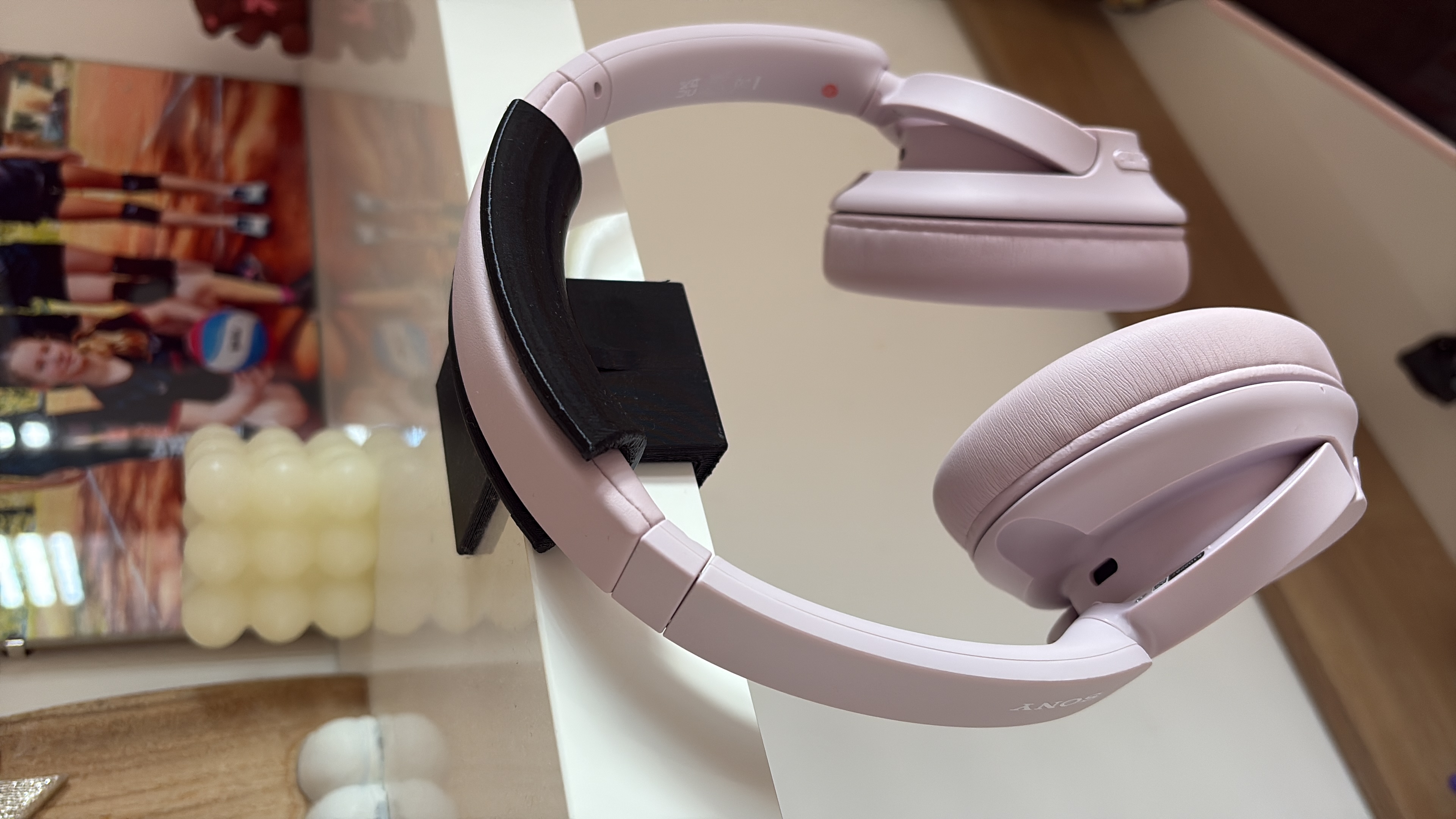 headphone holder on shelf, držák sluchátek přes hlavu na polici
