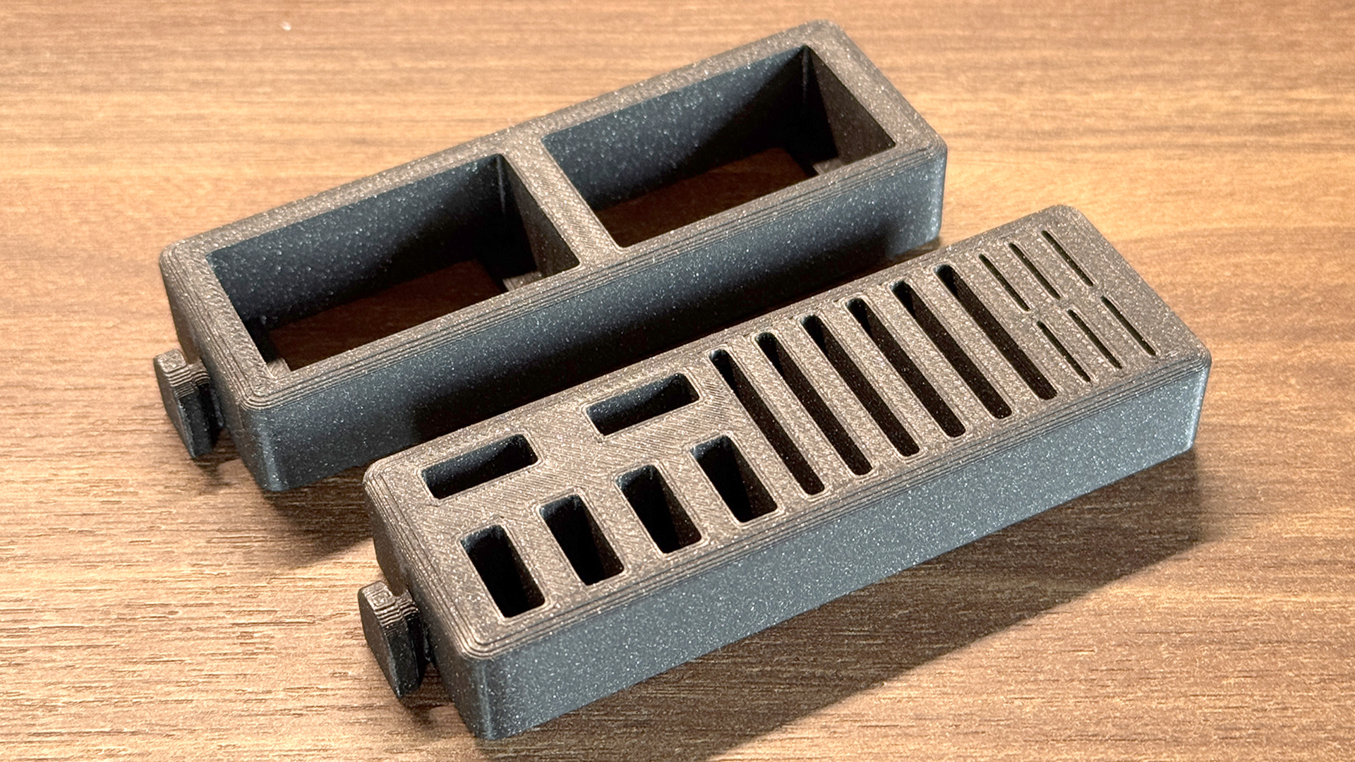 USB and SD storage box – dockable with other units / USB- und SD-Aufbewahrungsbox