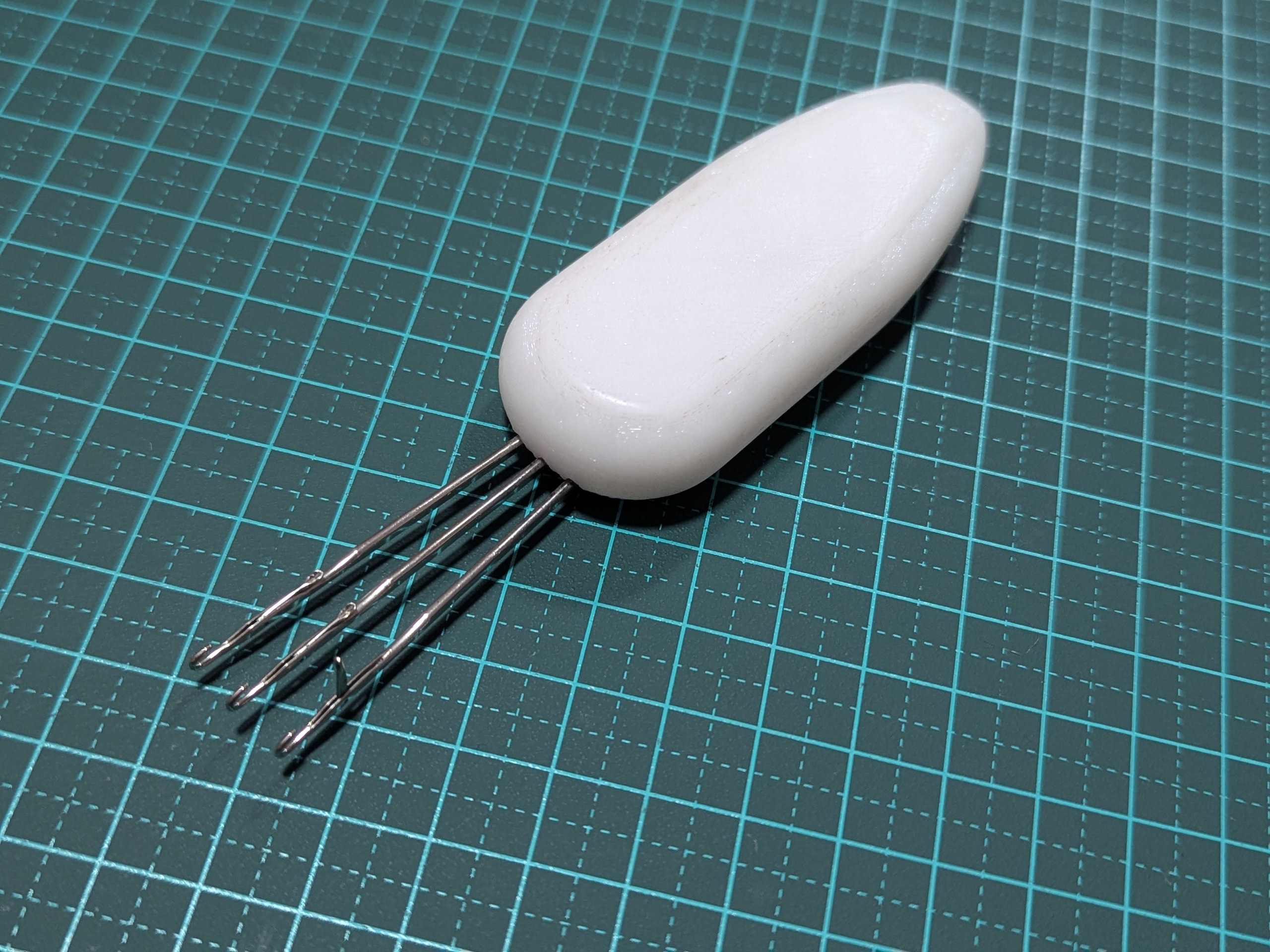 Handheld i-cord making tool