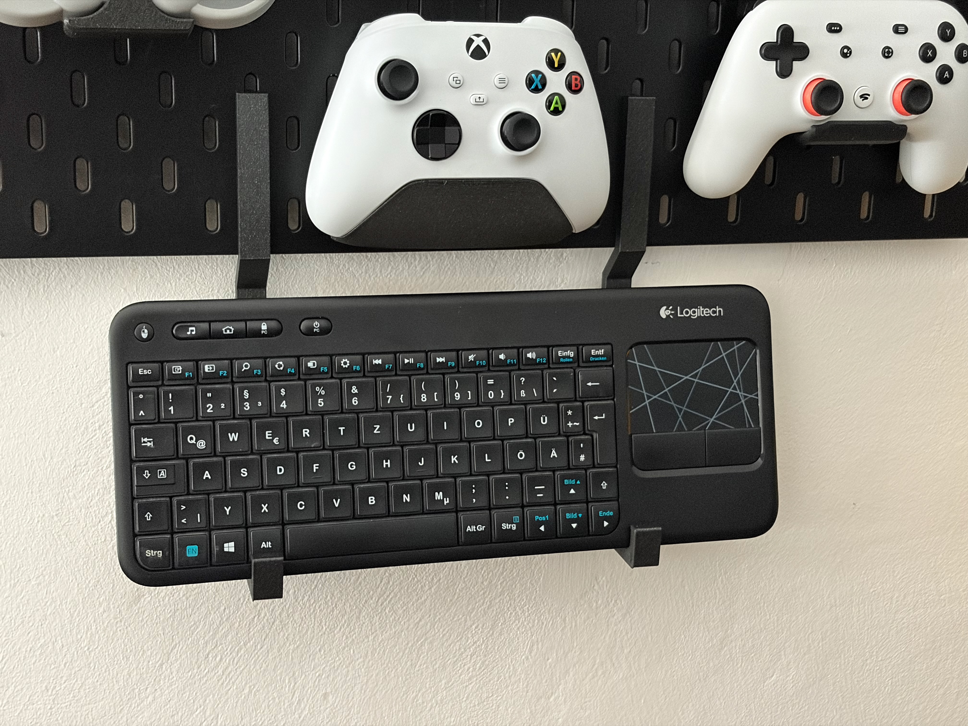 Bottom mounting Skadis keyboard holder 3D model
