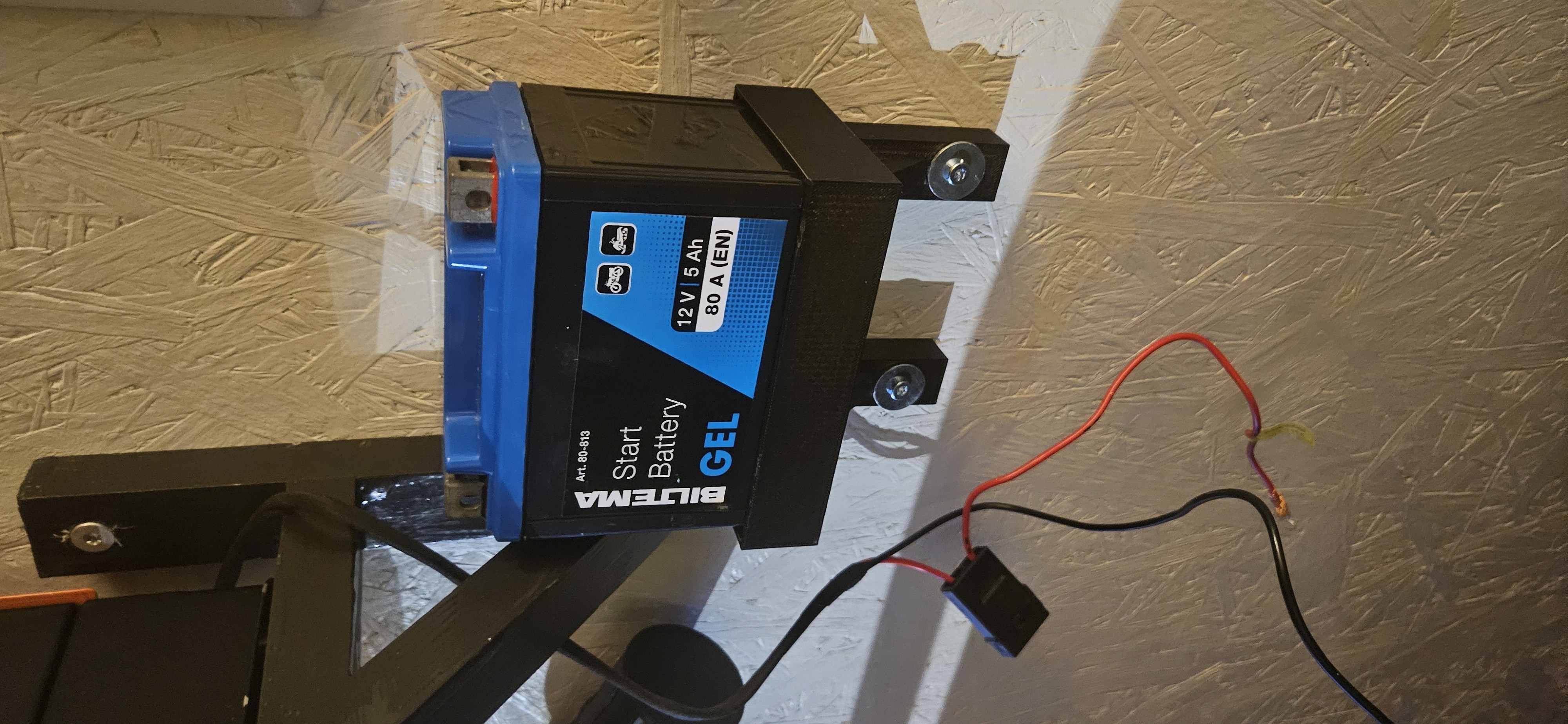 Battery wallholder for 114 x 69 mm battery