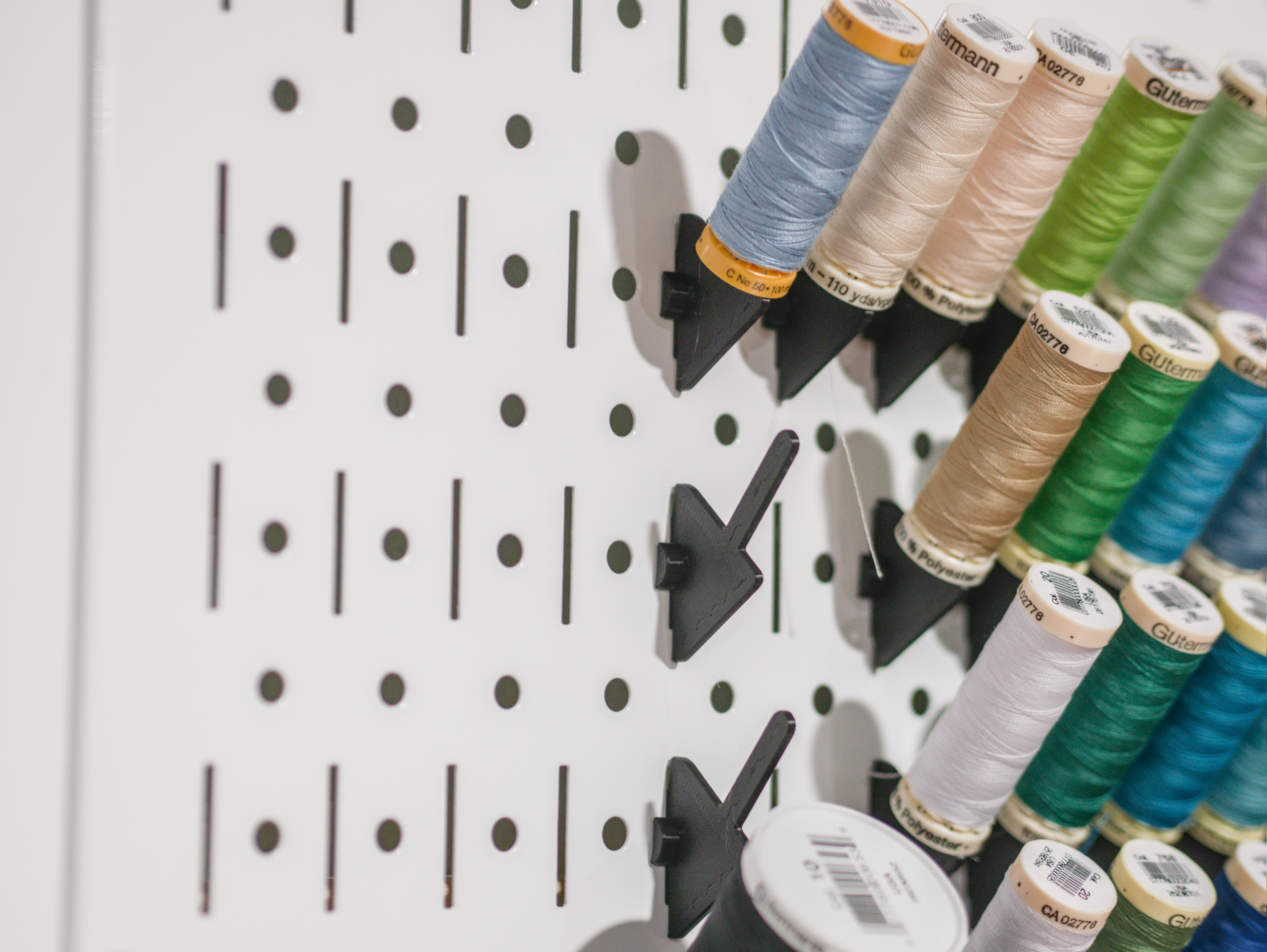 Miniatura 2 do modelo 3D Thread spool mount for Wall Control pegboard system