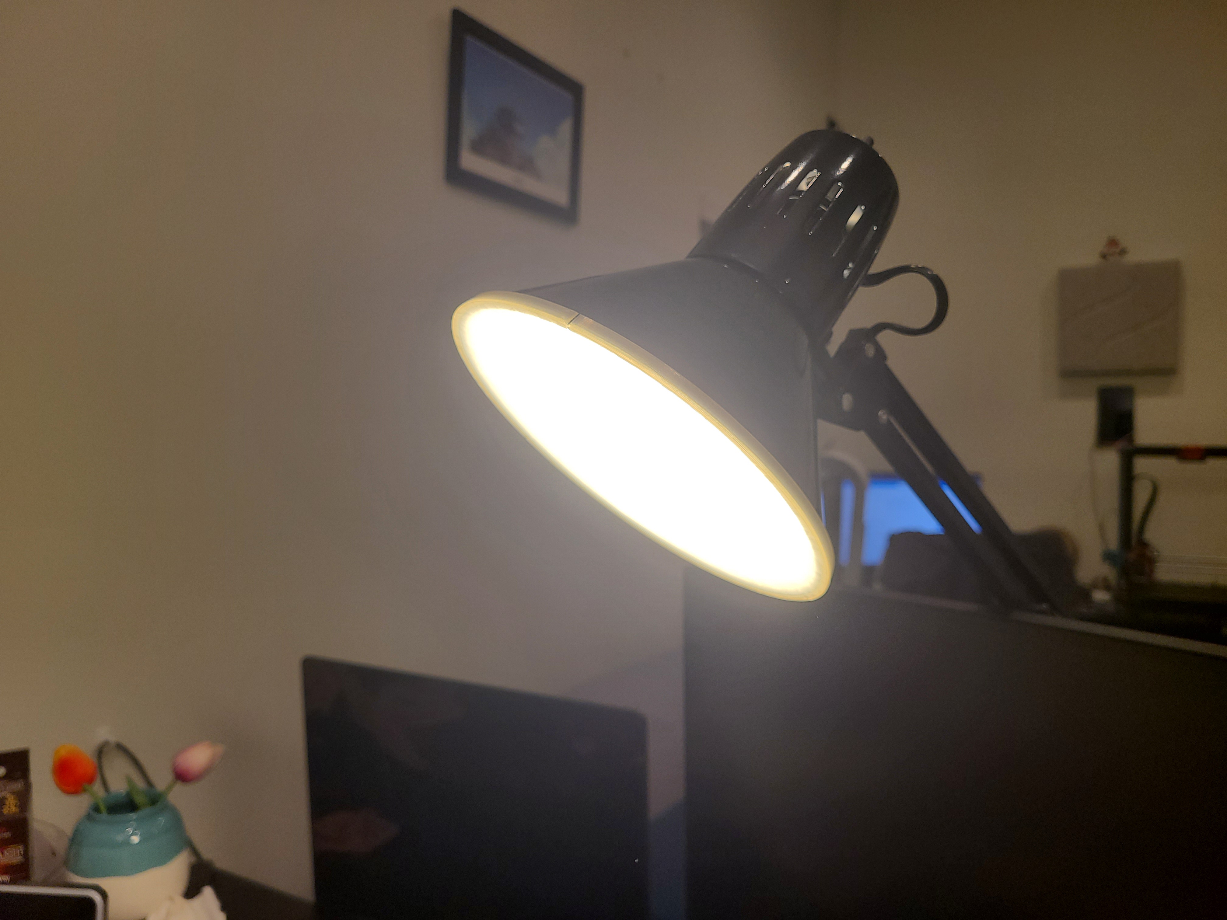 Parametric desk lamp light diffuser