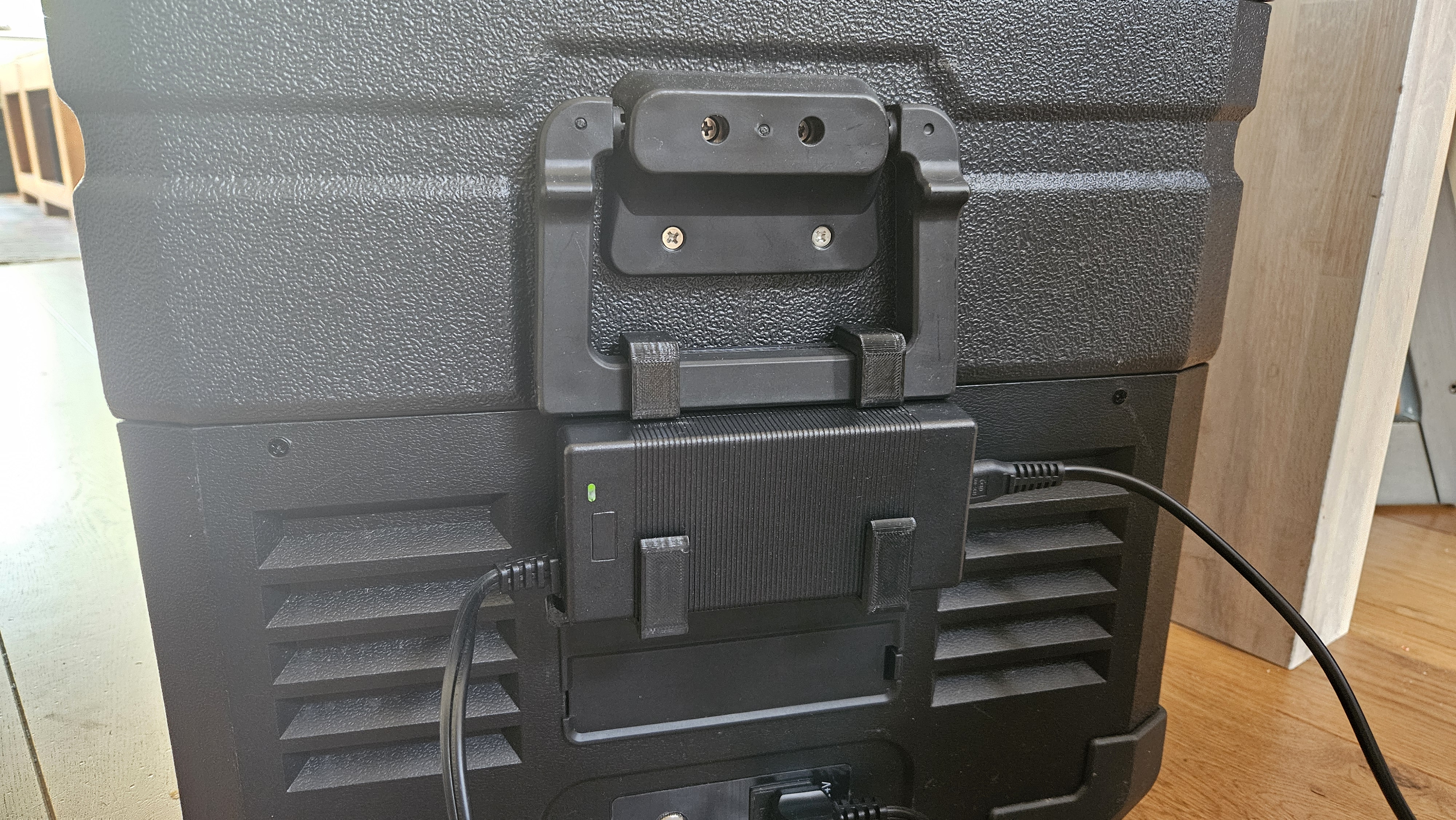 Hyckes Cooler box power adapter bracket