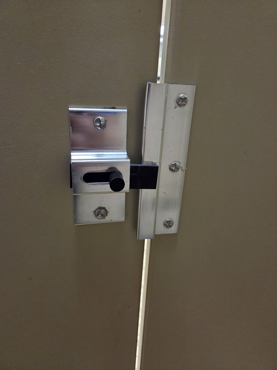 Sliding bar lock for bathroom stall door
