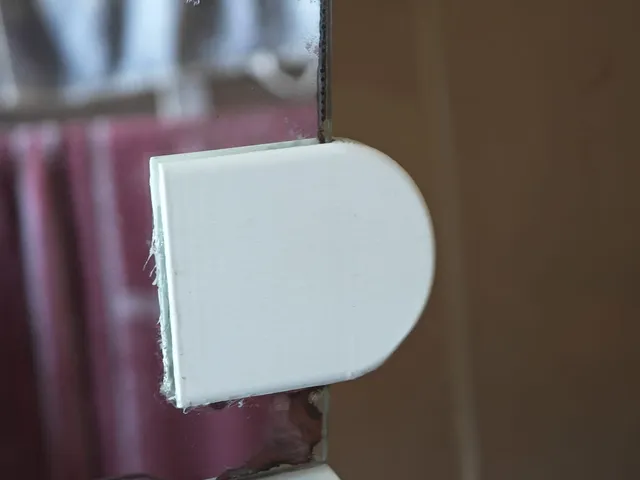 Náhradní úchyt pro zrcadlovou skříňku