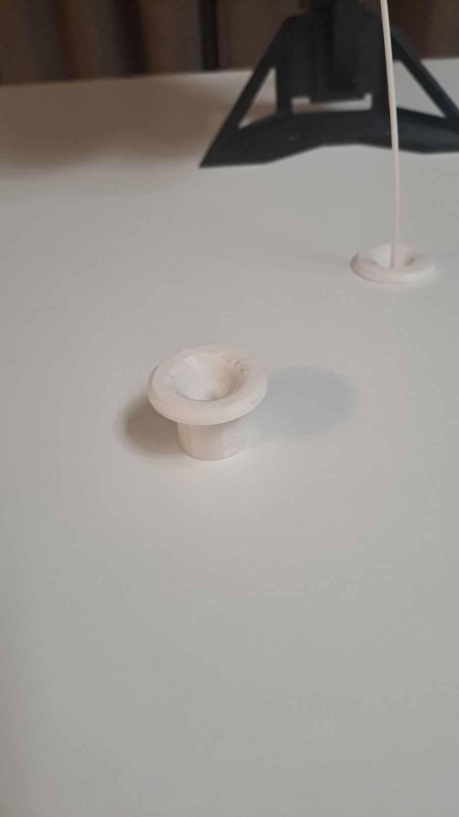 Wide funnel grommet for chipboard with 18mm thickness