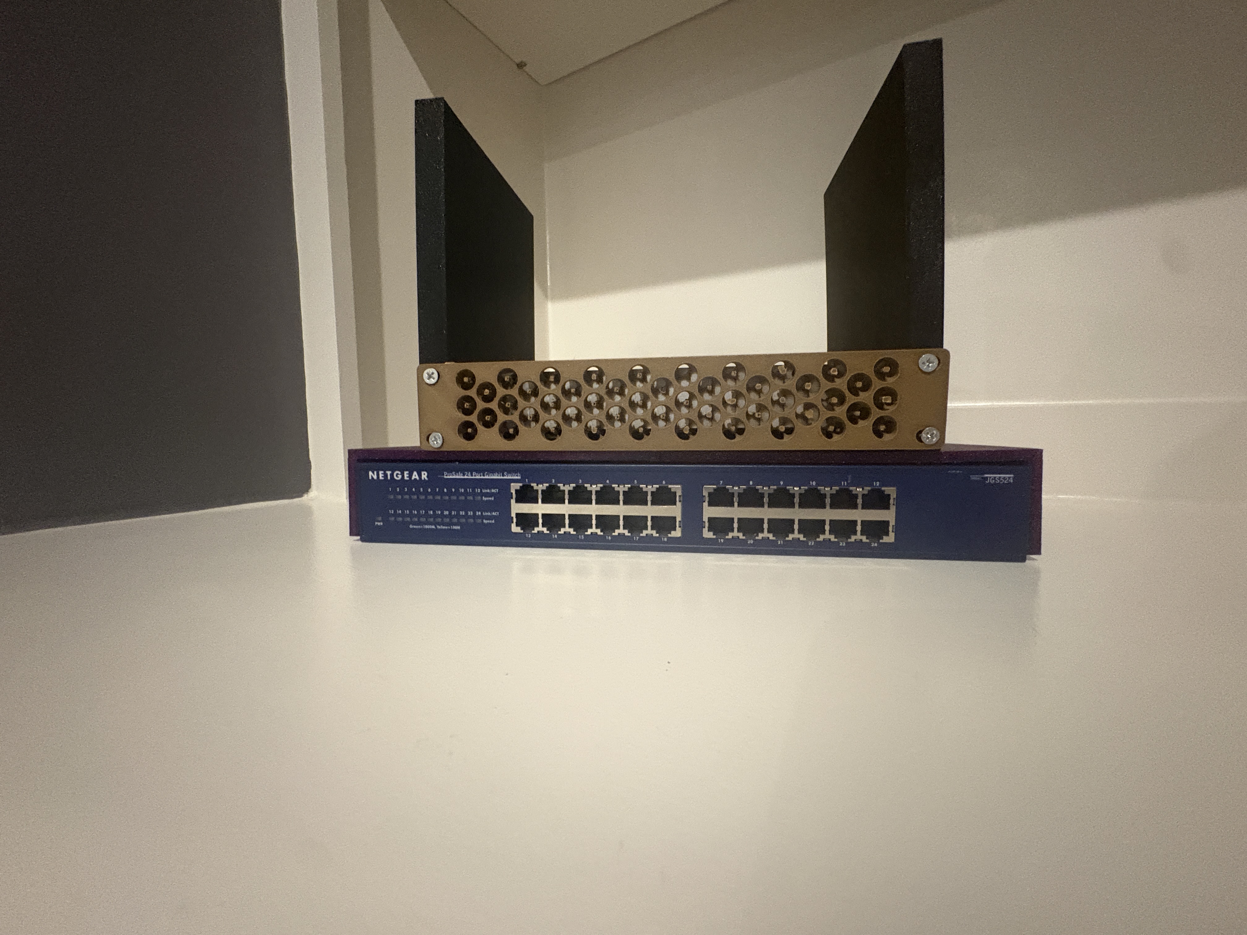Netgear JGS524v2 10in Server Rack