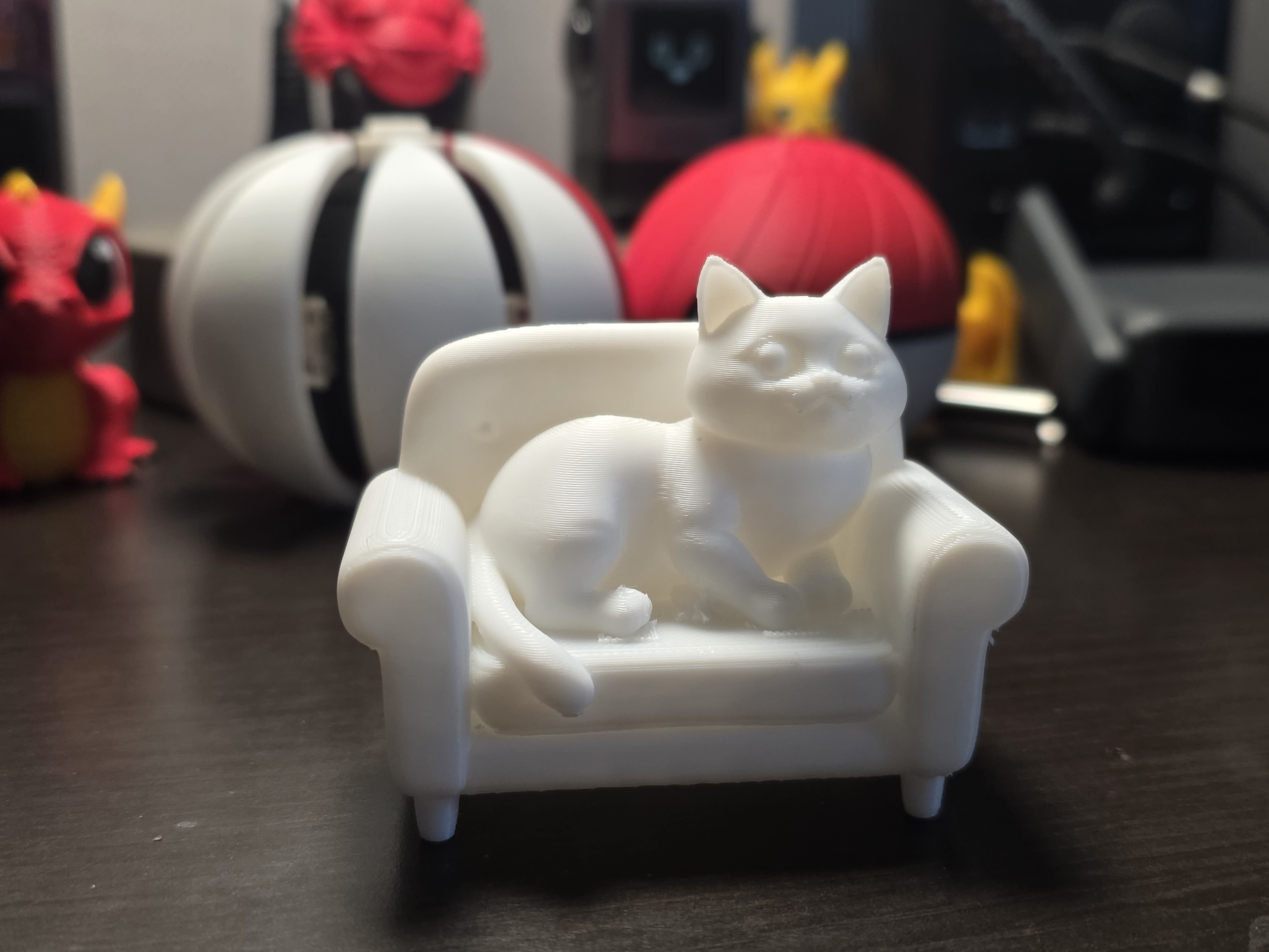 Cat on couch — miniatura 3