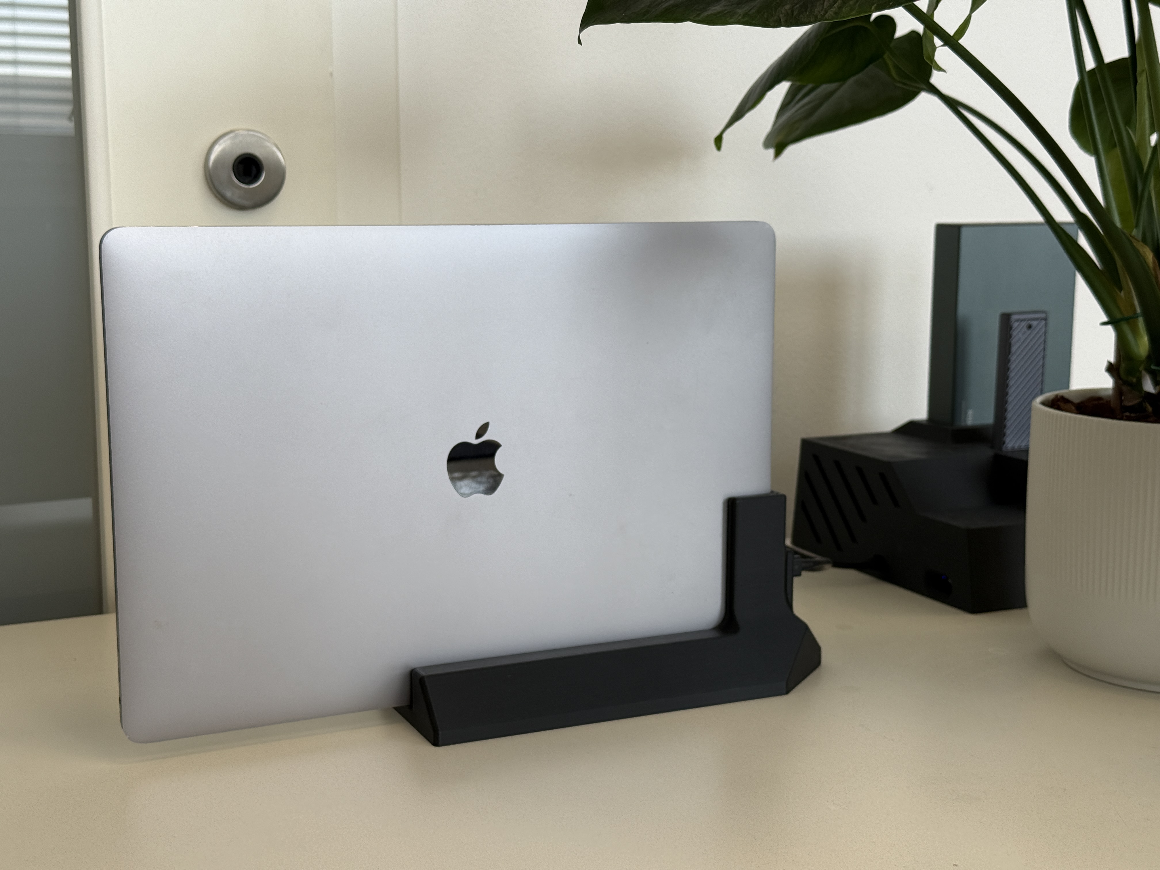 16 inch Macbook pro desk holder & hub connection