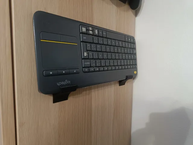 Wall-mounted keyboard holder