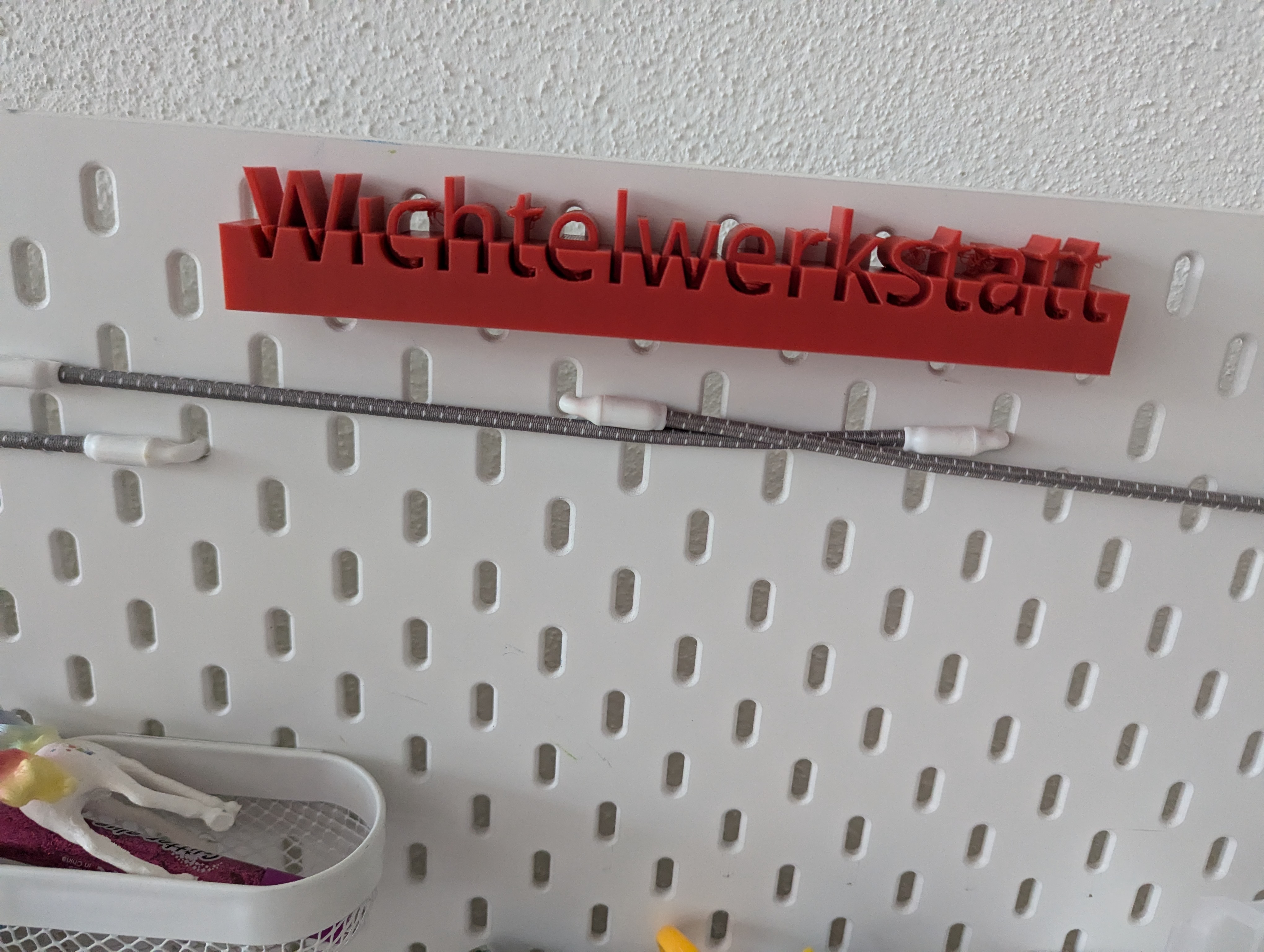 kids crafting sign "Wichtelwerkstatt"