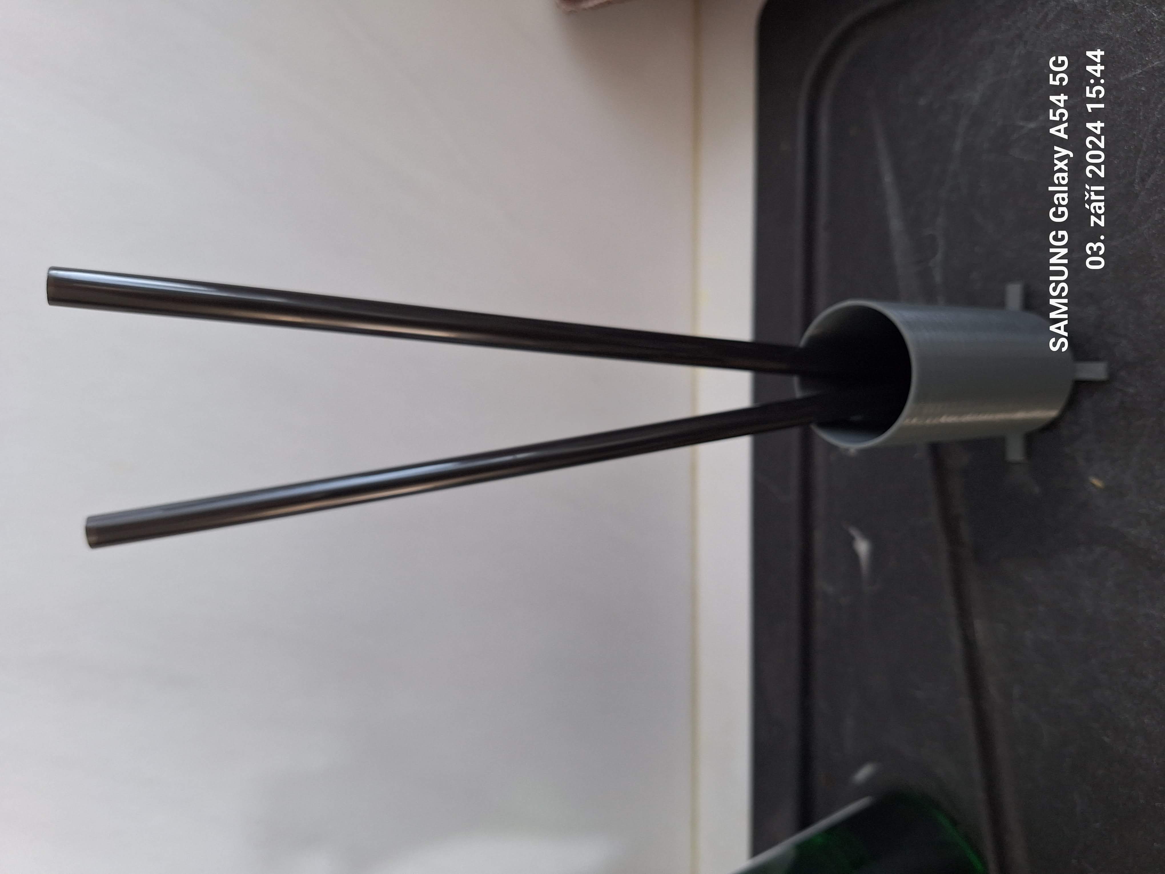 Odkapávač na brčka / Straw dripper