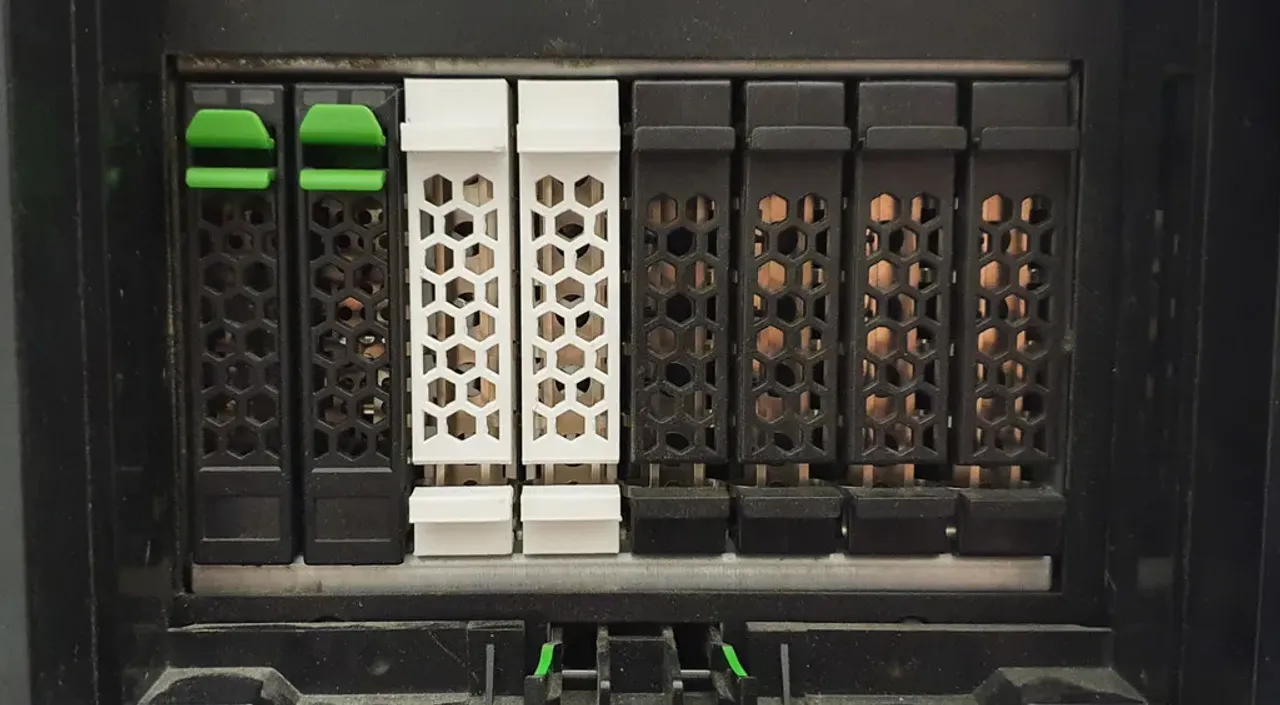 Fujitsu Primergy TX1330 M1 2.5＂ HDD Caddy by Hans Schulz