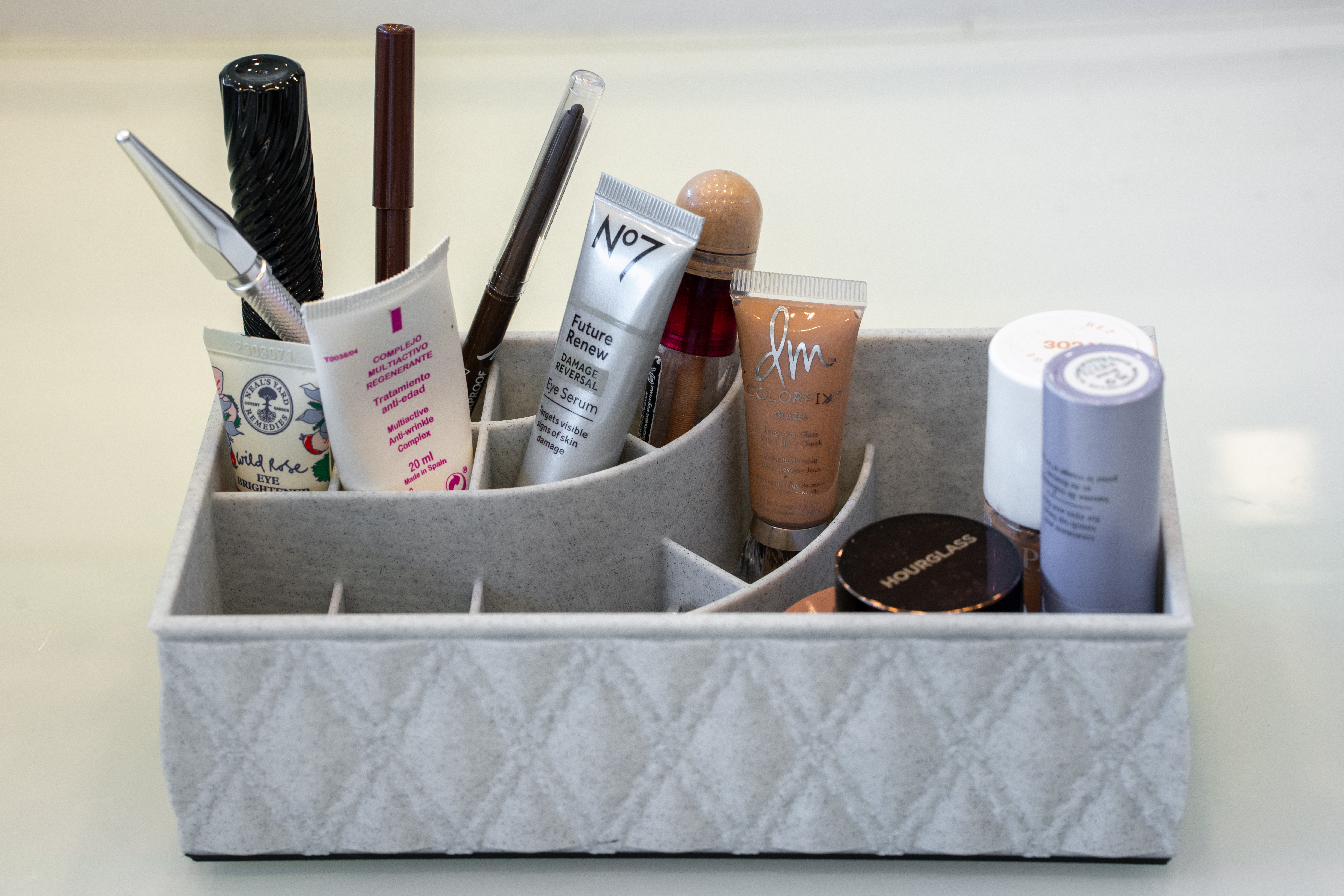 Diamond stitched makeup tray