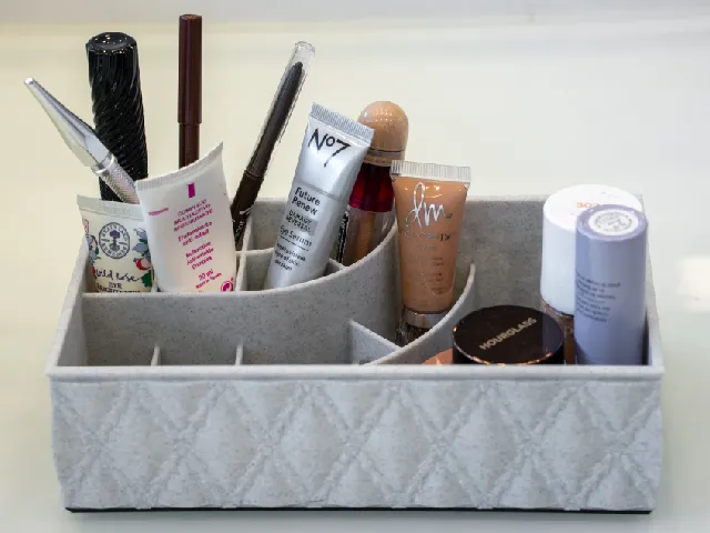Diamond stitched makeup tray