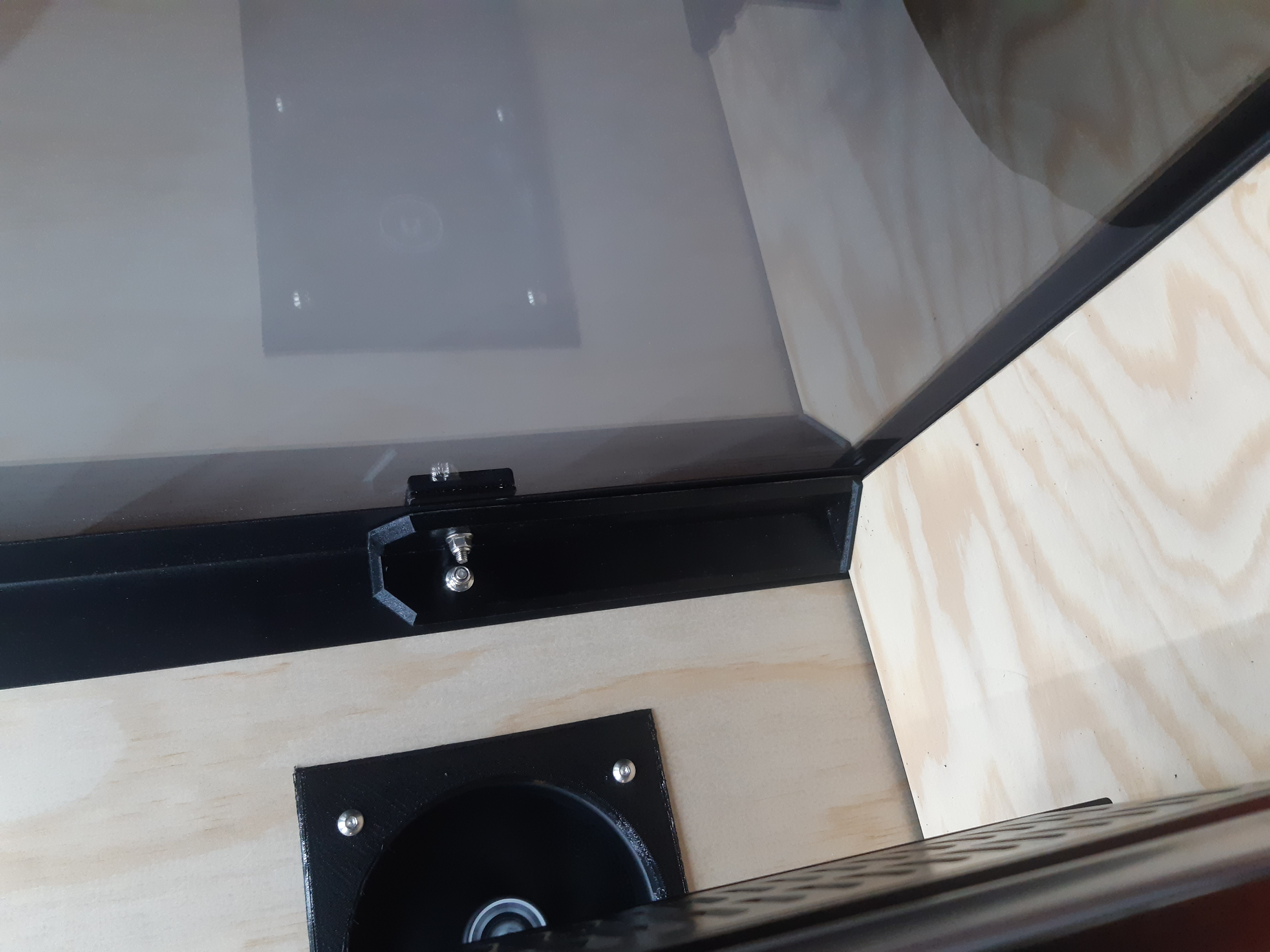 Tablet stop for IKEA BROR shelving system