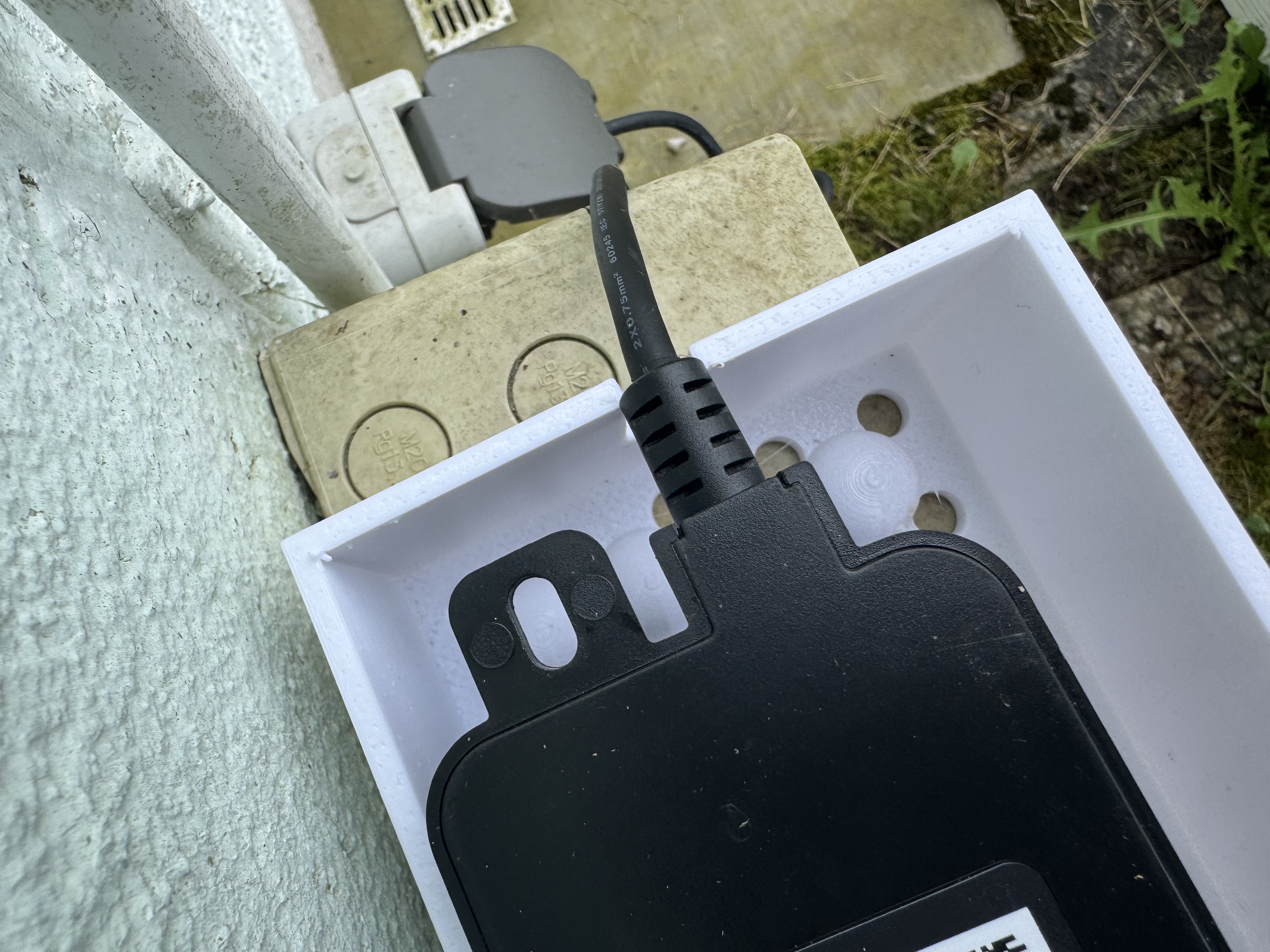 Water protection for an outside charger of lawnmower robot