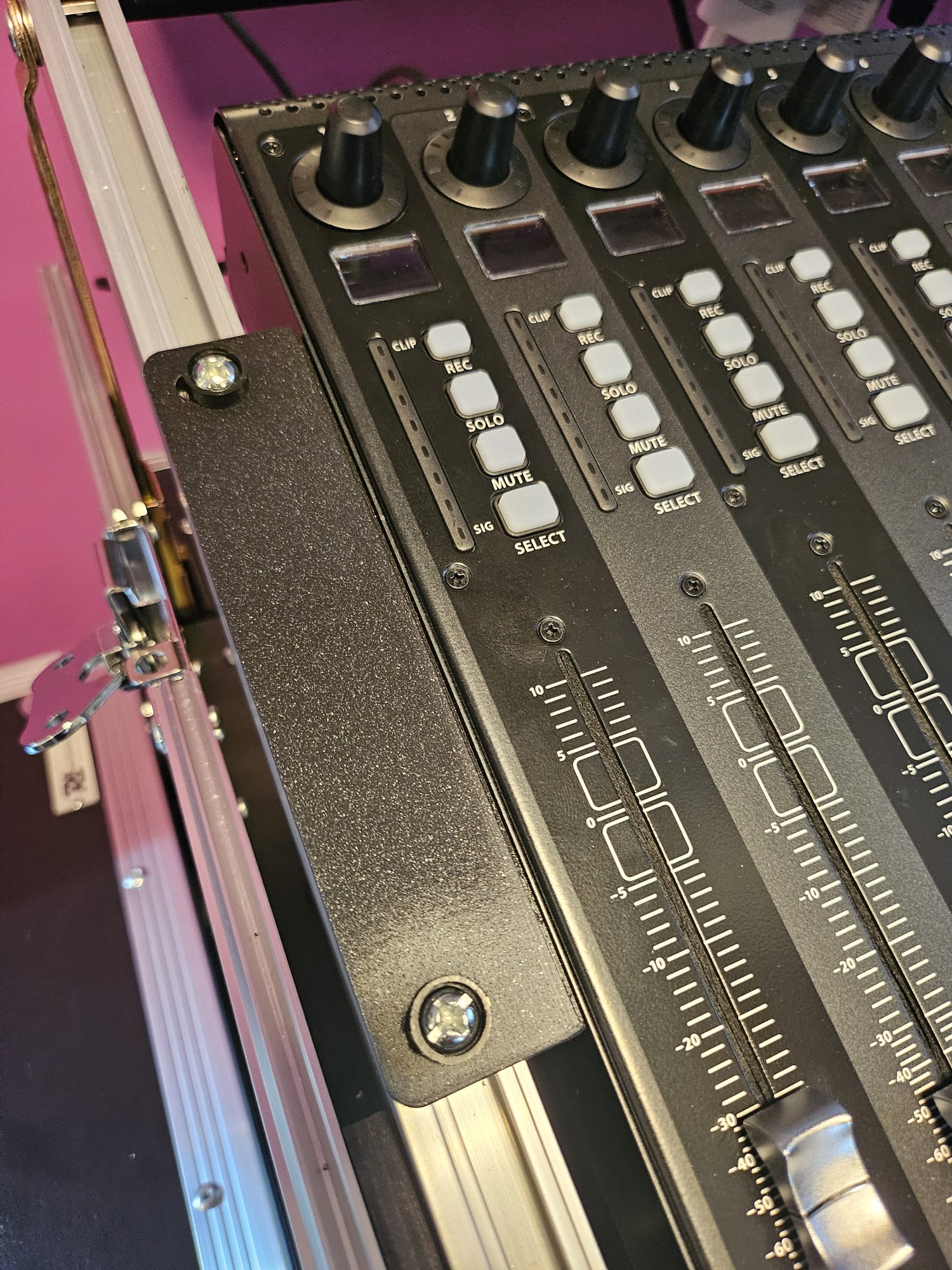 Behringer X-Touch rack mount ear bracket — miniatura 2