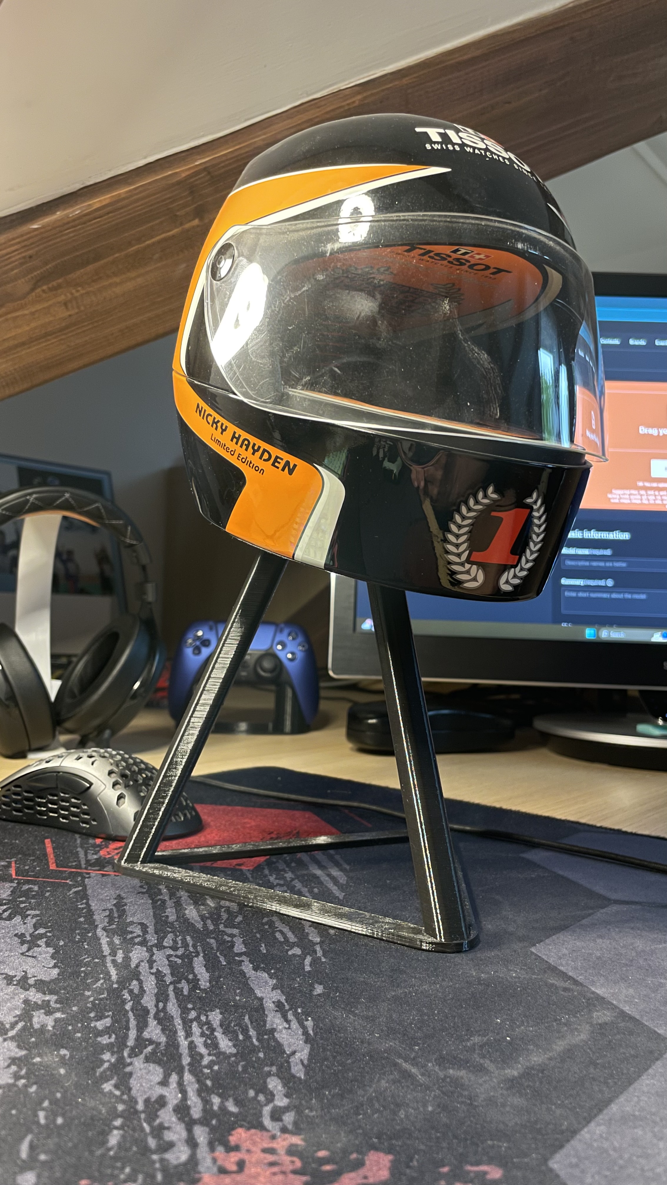 Tilted stand — thumbnail 3