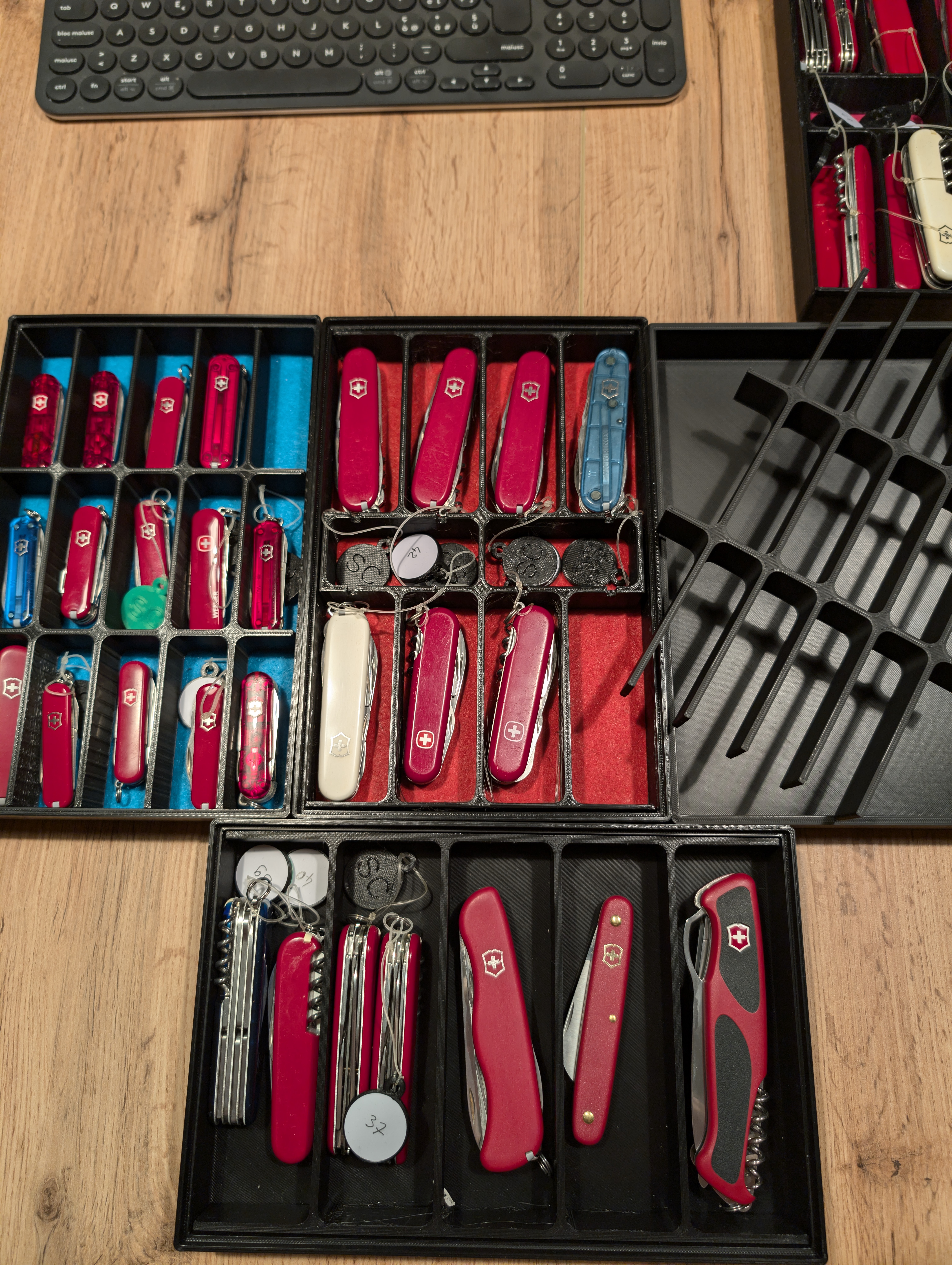 Miniatura 2 do modelo 3D Stackable container for Swiss Army knives