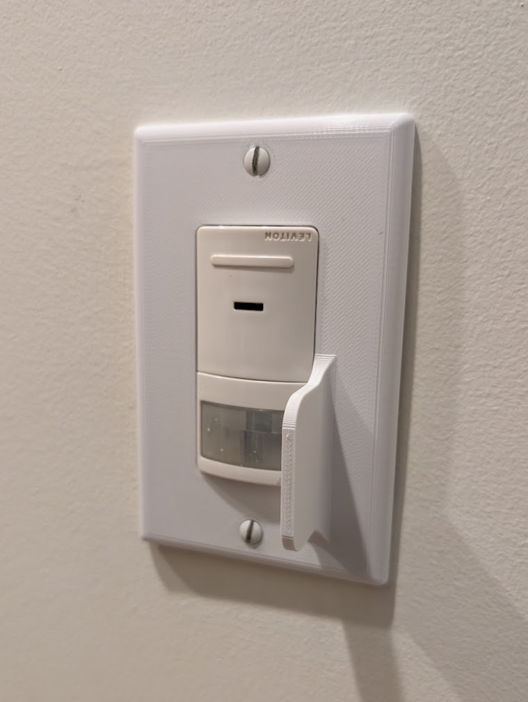 Decora wallplate with motion-detector shield