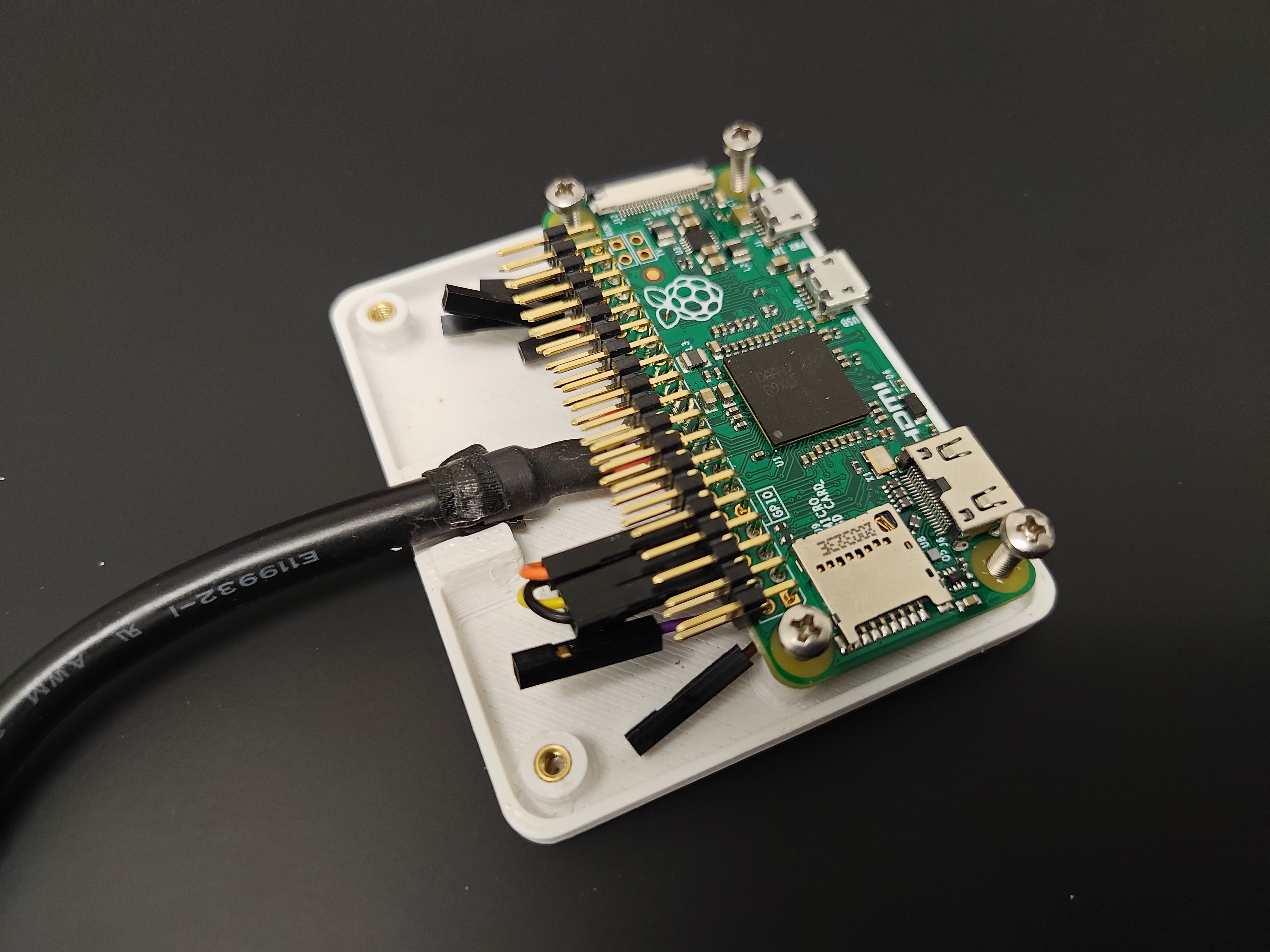 Miniatura 3 do modelo 3D Raspberry Pi Zero Case with Simple Strain Relief