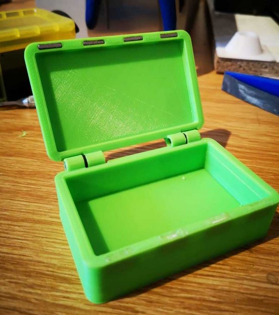 Box with magnetic cover