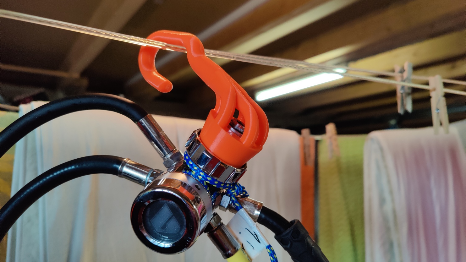 Diving regulator hanger