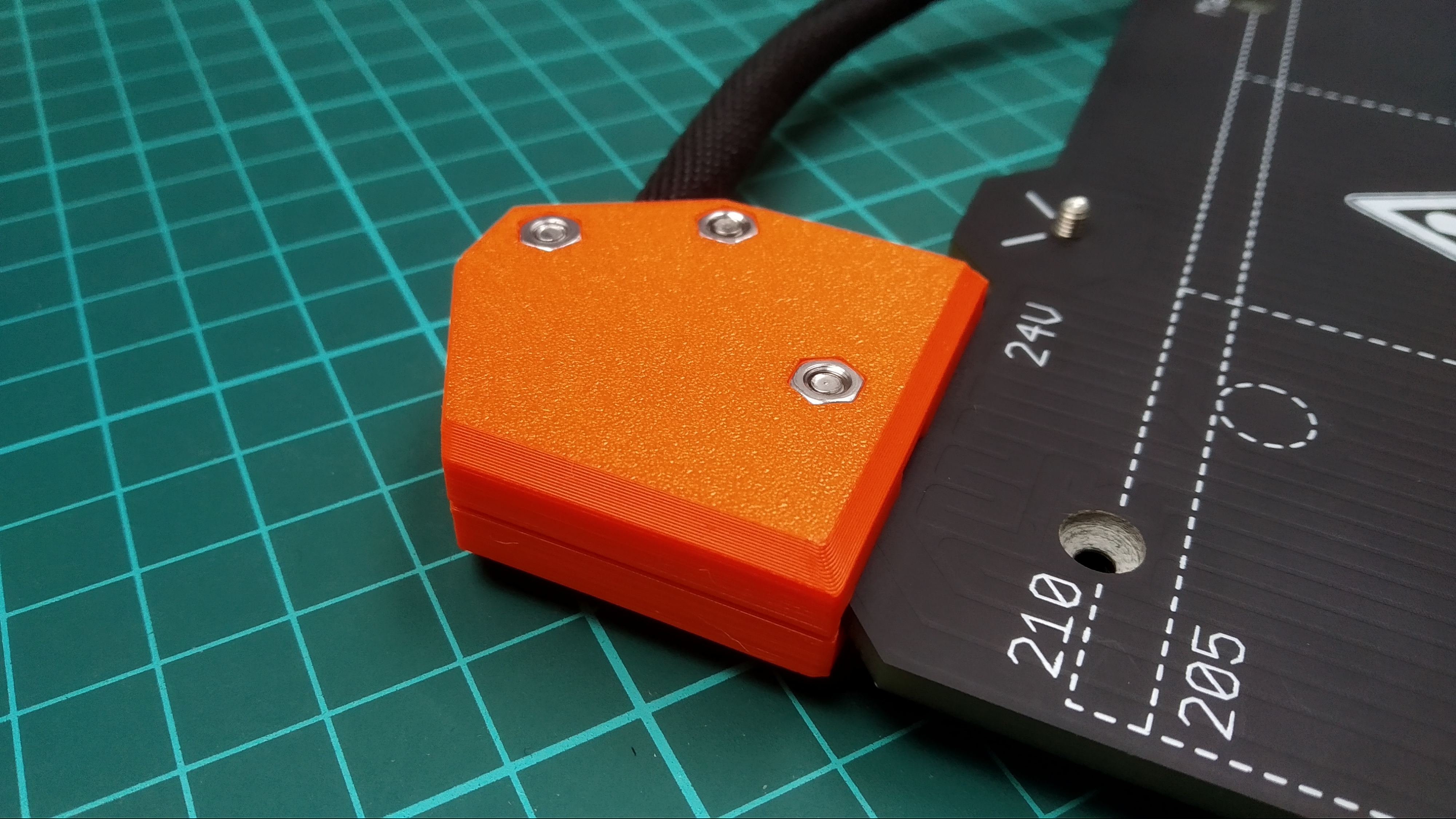 V2 of Angled heatbed cable cover (REMIX)