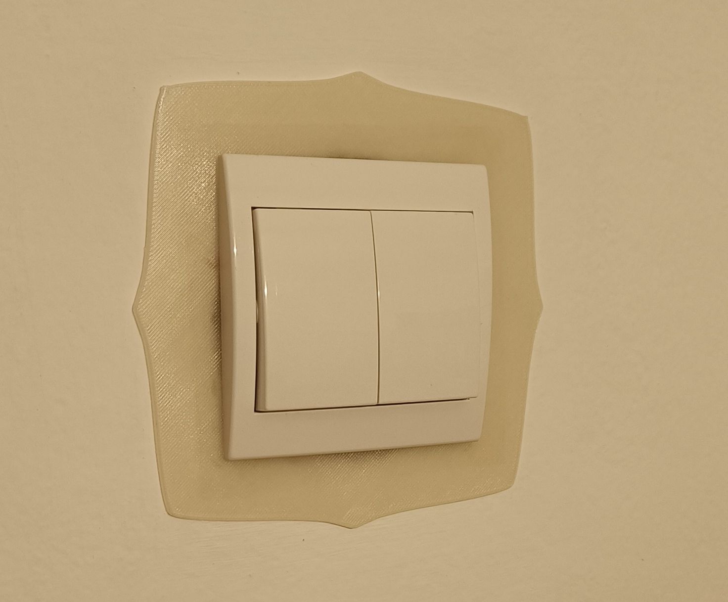 Fosforeskující štítek pod vypínač světel / Illuminated label under the light switch