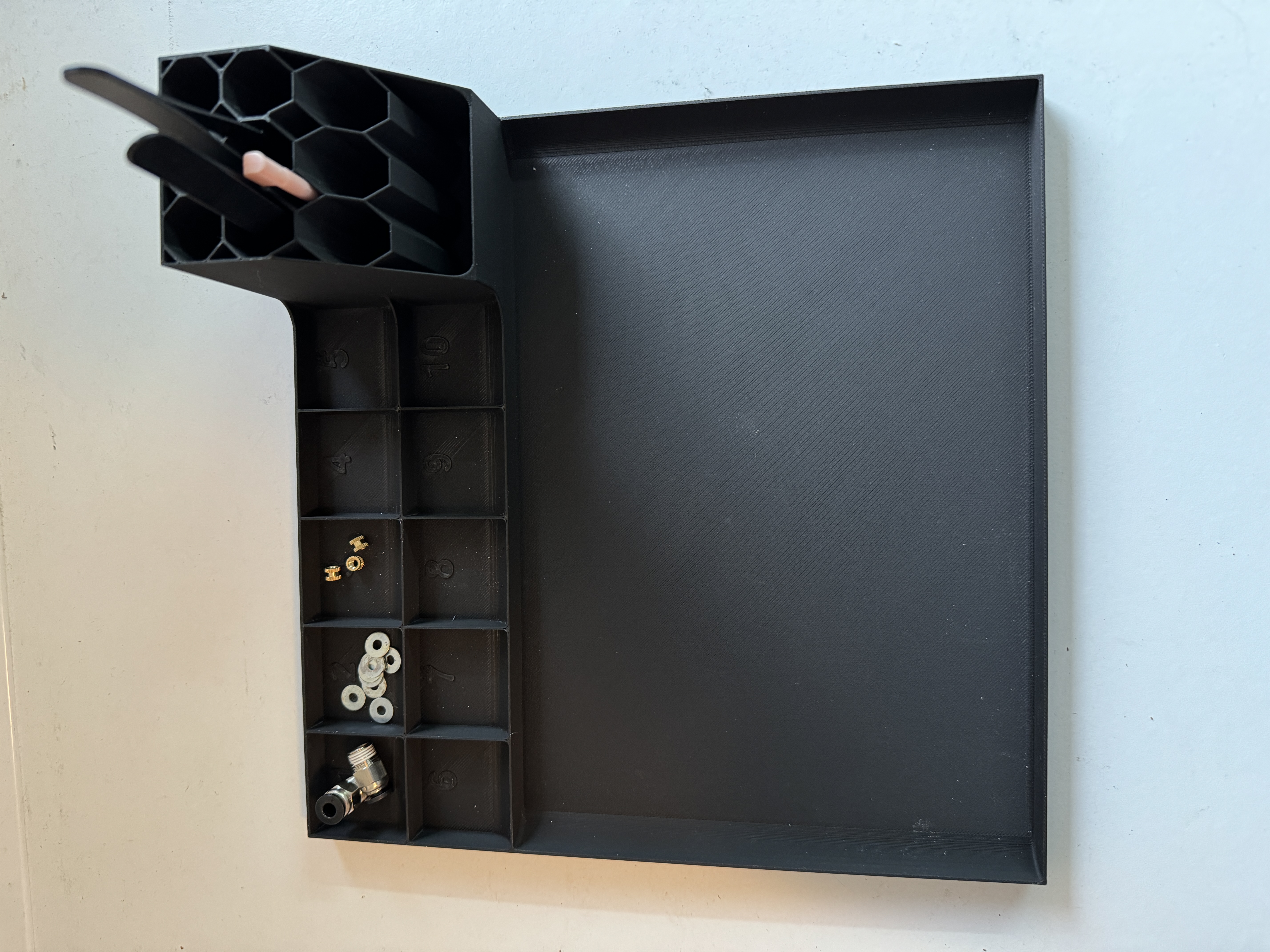 working station with sorting tray and tool holder