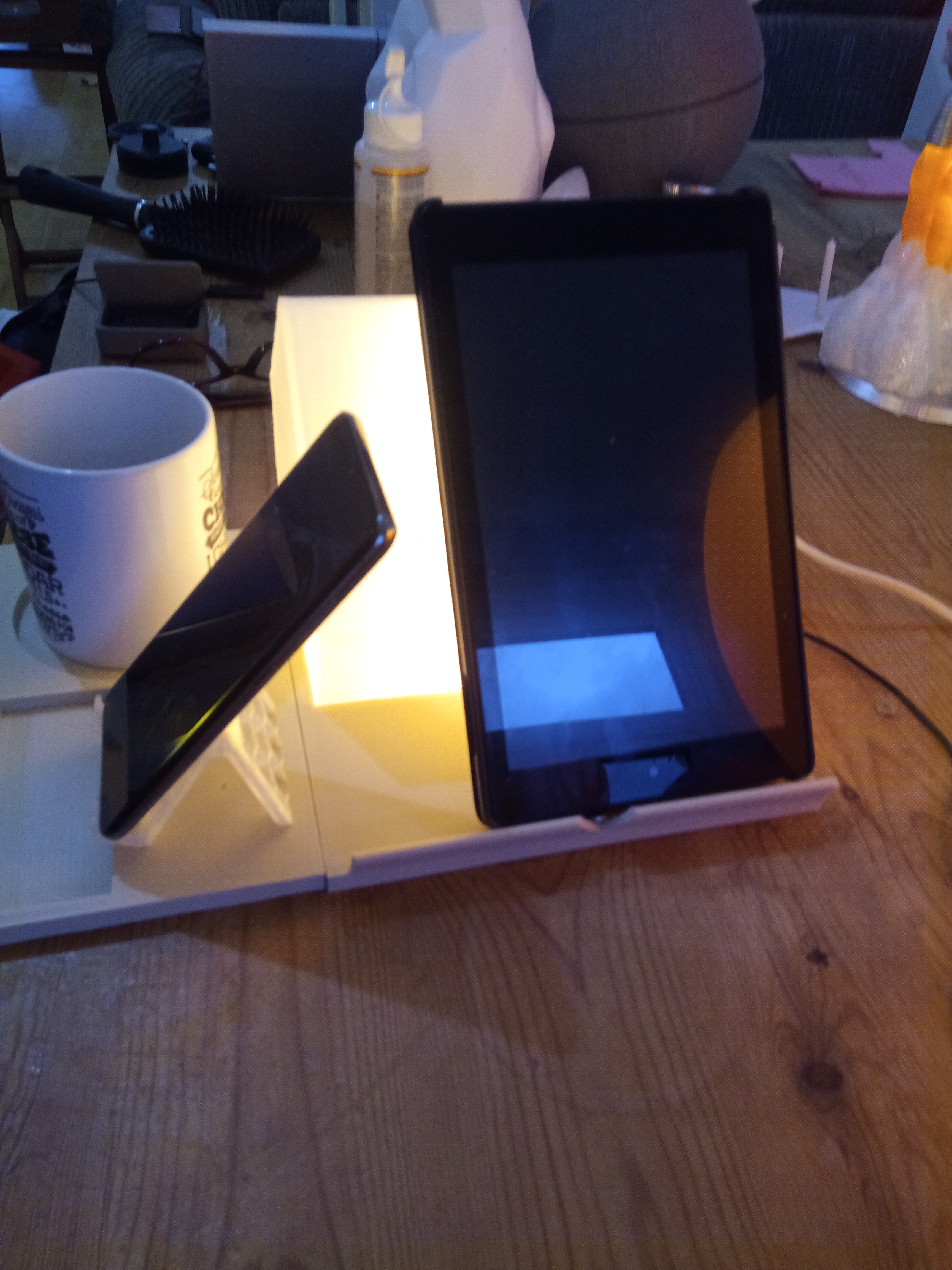 Bedside lamp and book rest remixed with added phone stand. Hue bulb compatible — miniatura 8