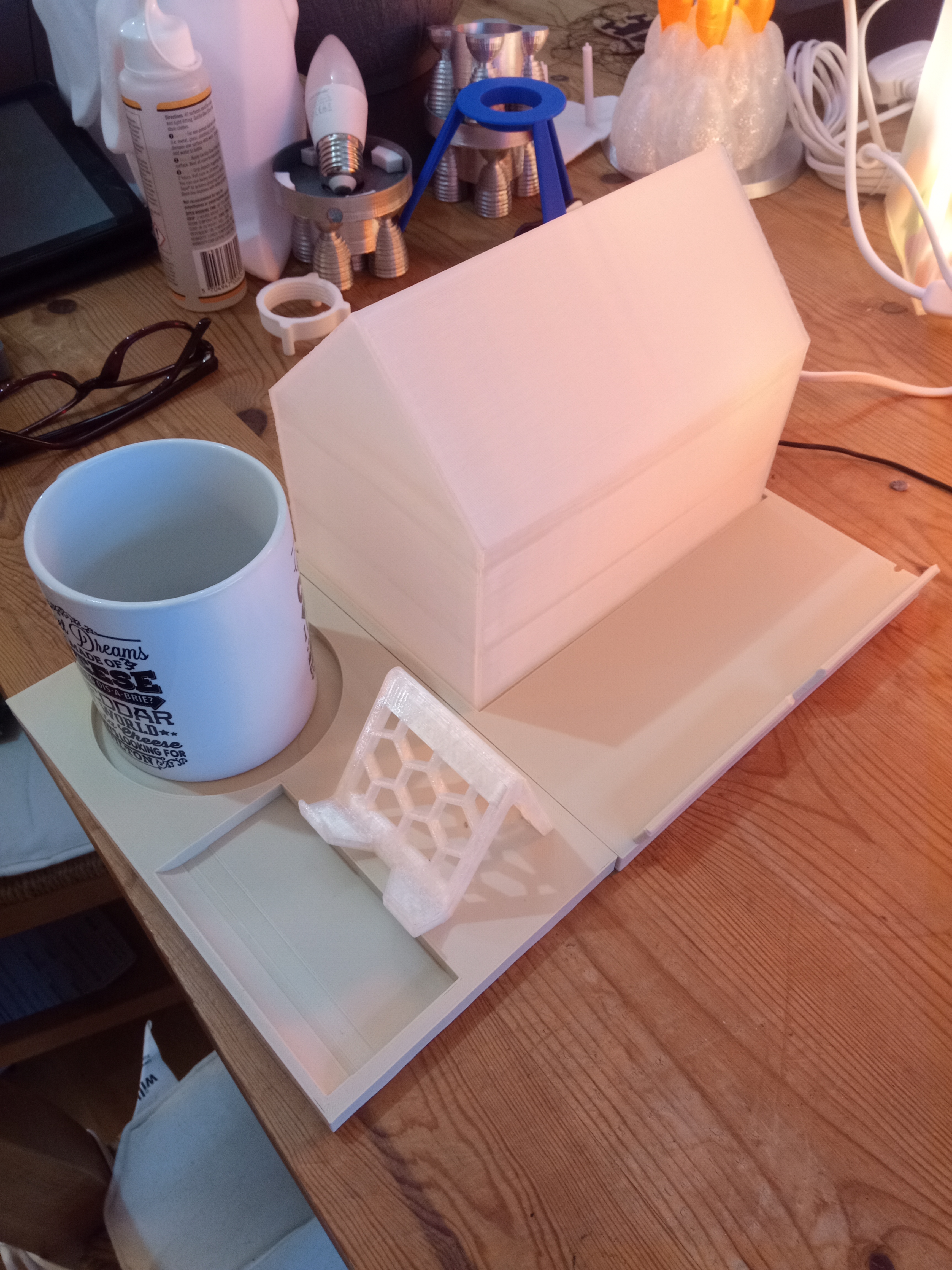 Bedside lamp and book rest remixed with added phone stand. Hue bulb compatible — miniatura 4