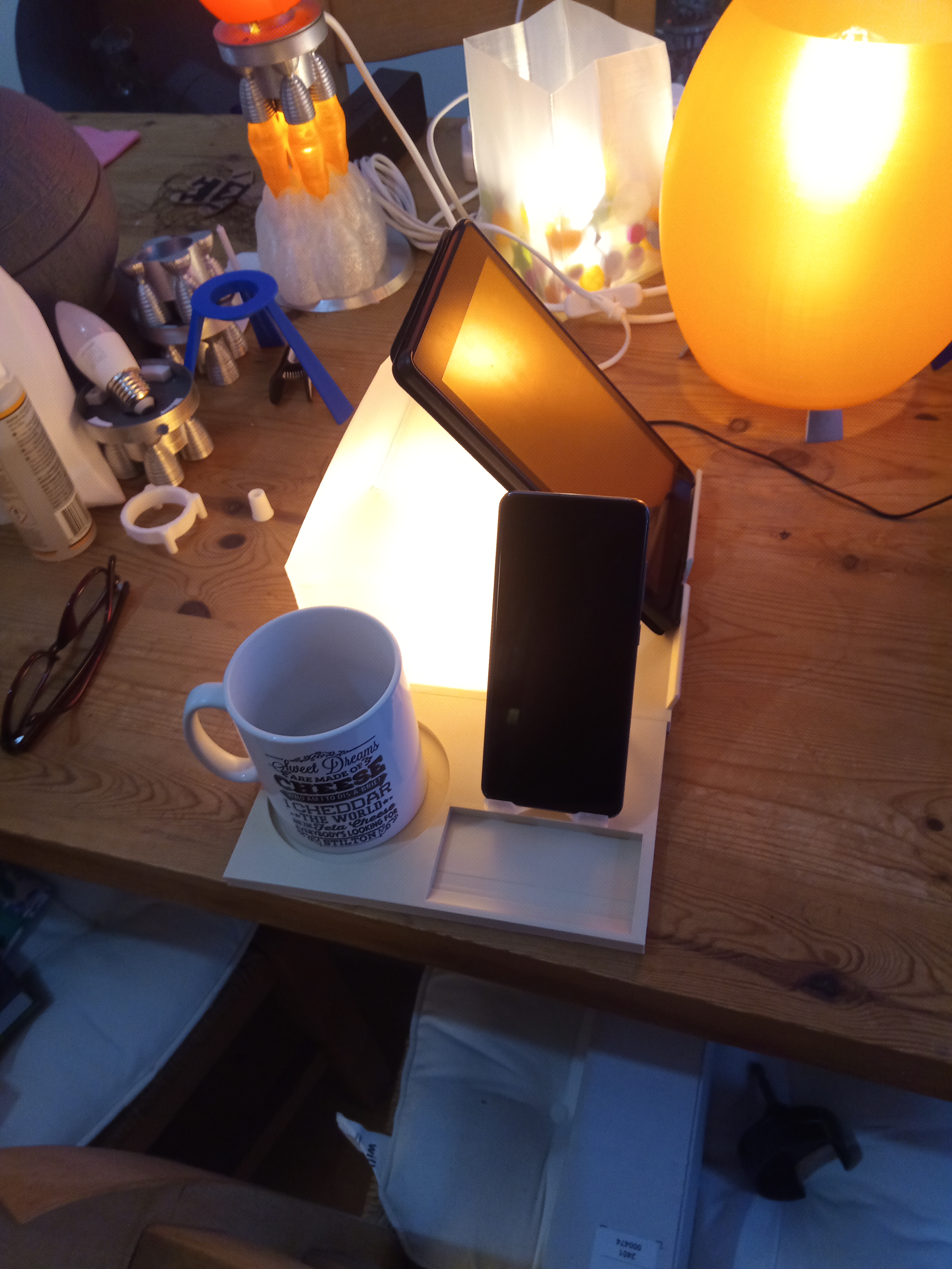 Bedside lamp and book rest remixed with added phone stand. Hue bulb compatible — miniatura 5
