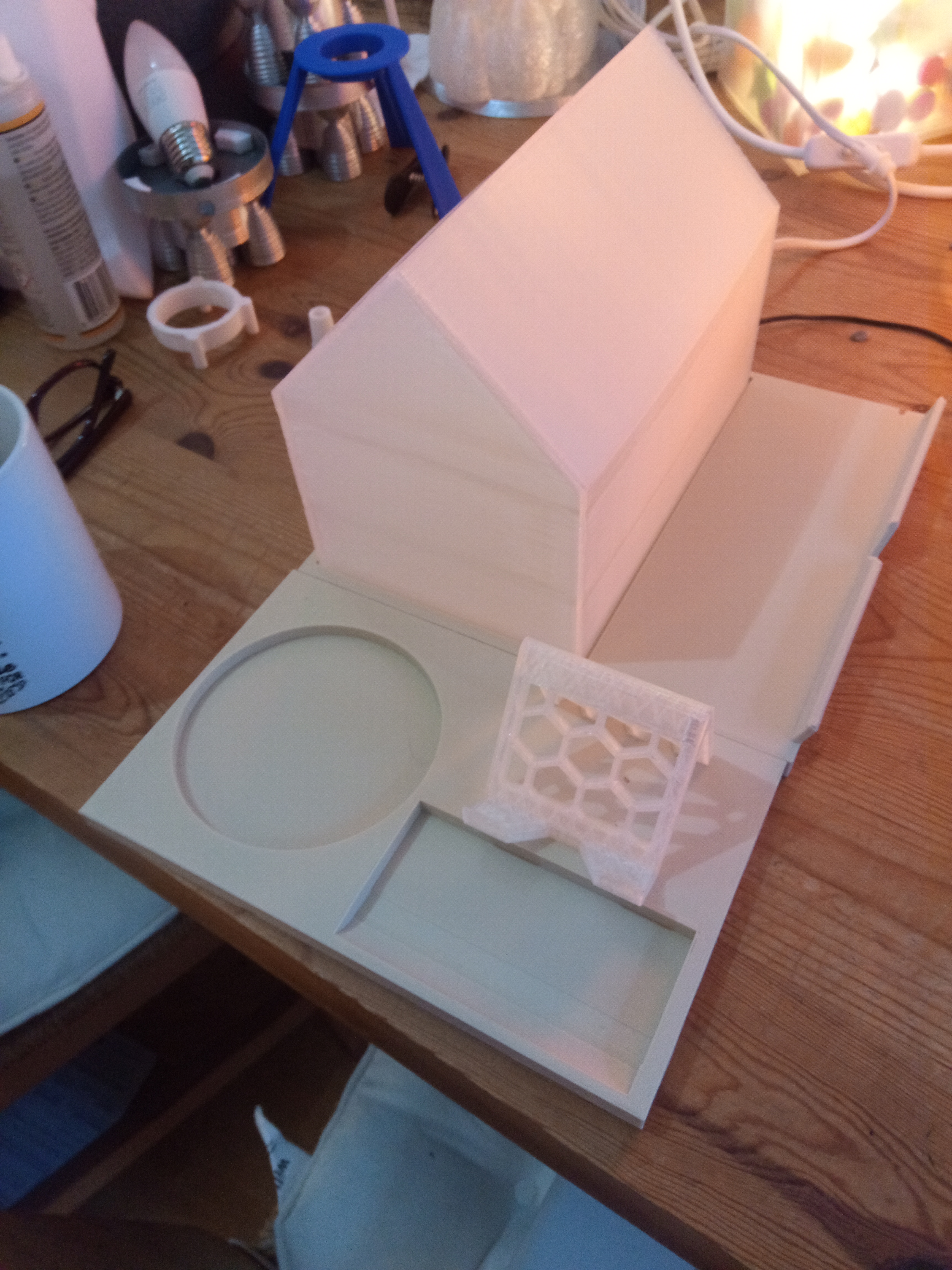 Bedside lamp and book rest remixed with added phone stand. Hue bulb compatible — miniatura 7