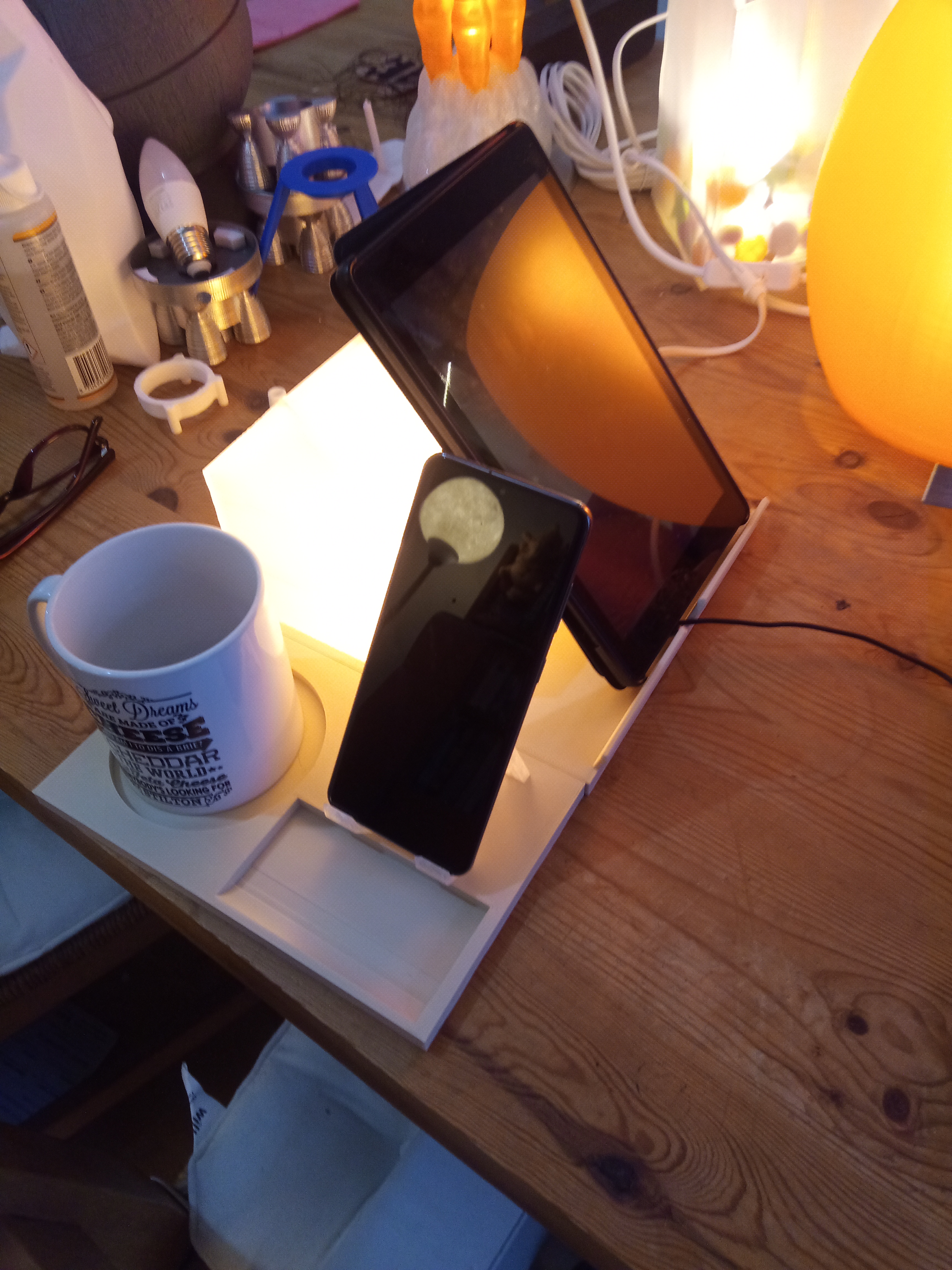 Bedside lamp and book rest remixed with added phone stand. Hue bulb compatible — miniatura 6