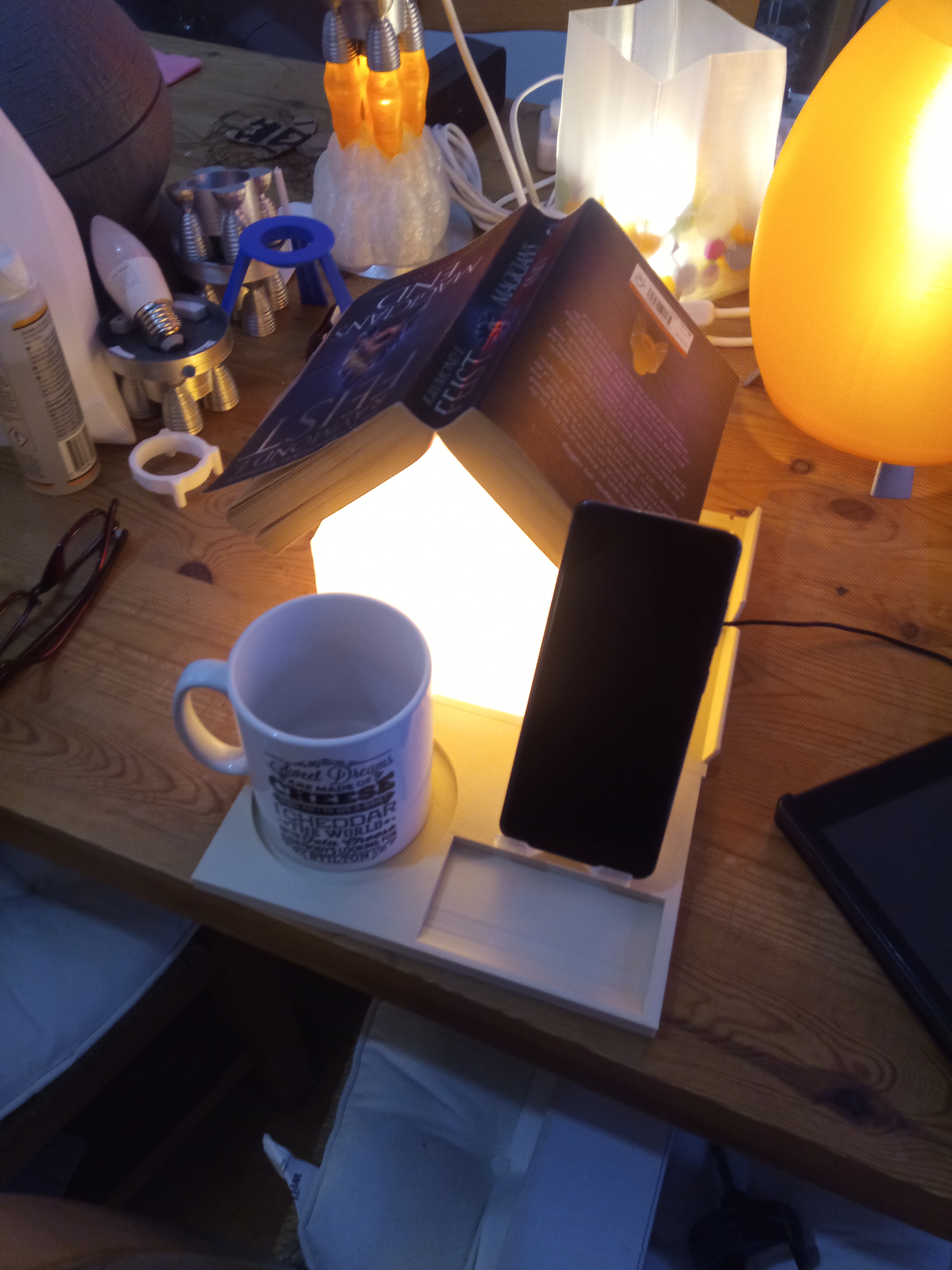Bedside lamp and book rest remixed with added phone stand. Hue bulb compatible — miniatura 2