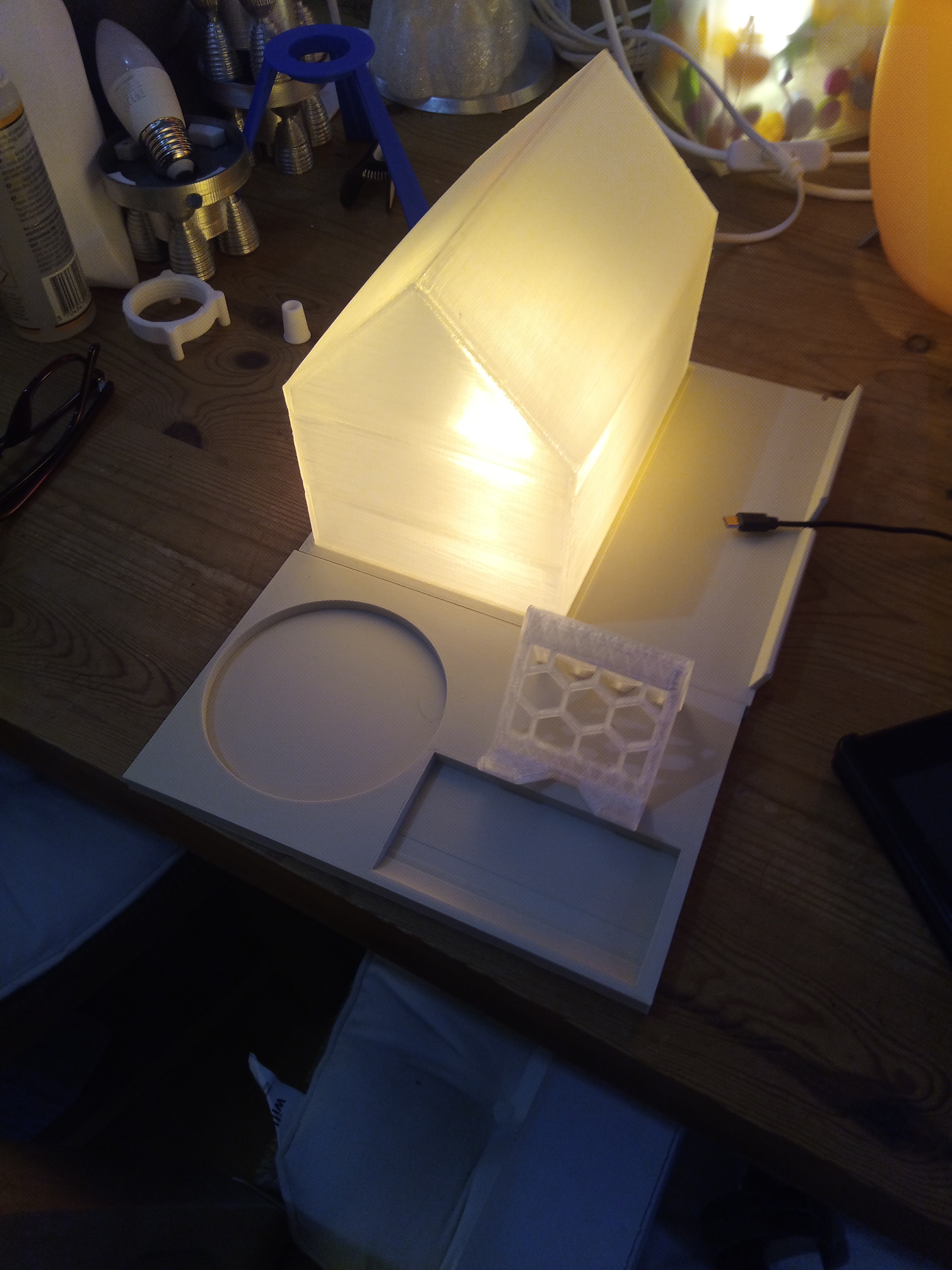 Bedside lamp and book rest remixed with added phone stand. Hue bulb compatible — miniatura 9