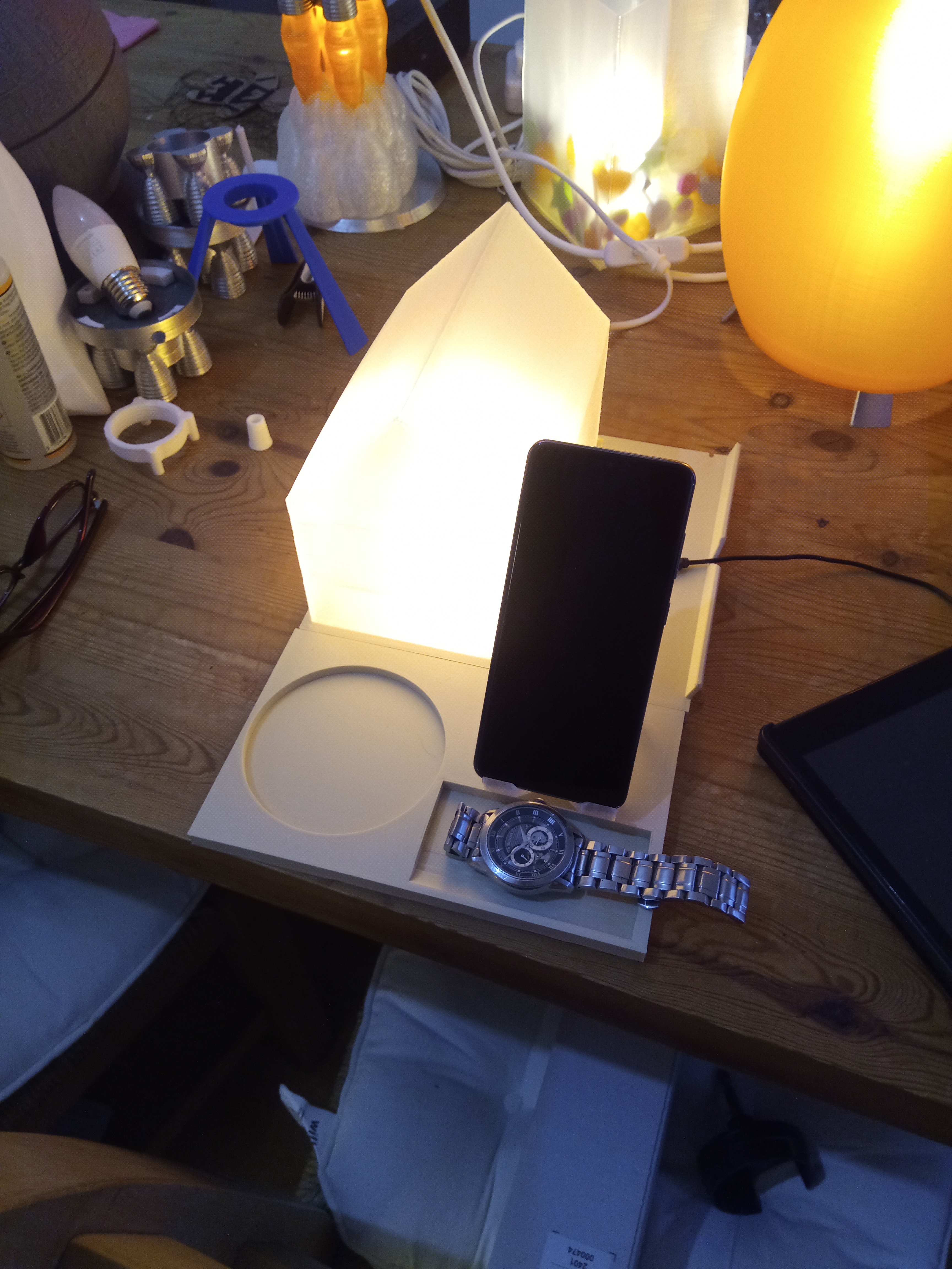 Bedside lamp and book rest remixed with added phone stand. Hue bulb compatible — miniatura 10